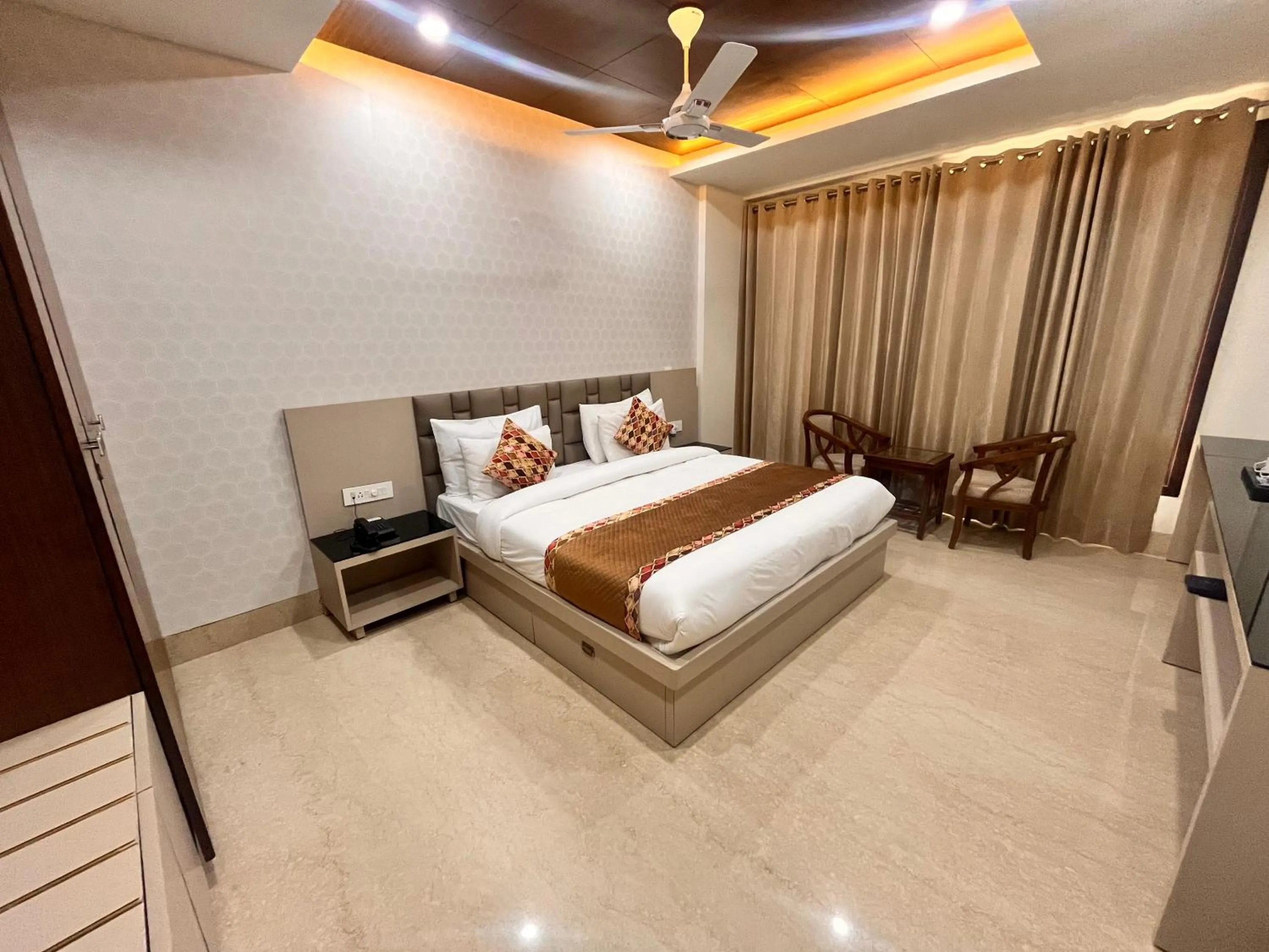 Bedroom, Bed in Gazebo Inn & Suites Medanta