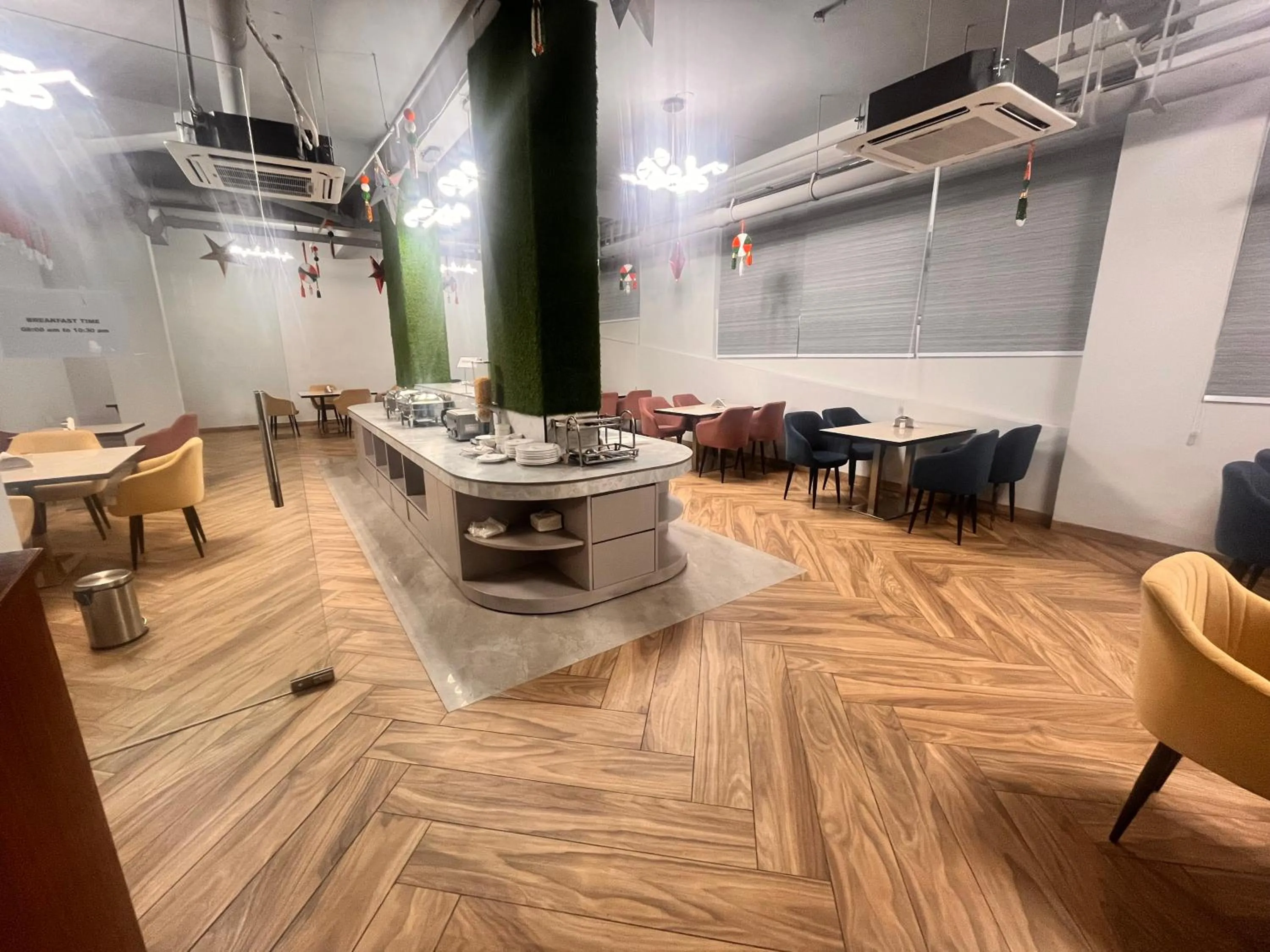 Restaurant/places to eat in Gazebo Inn & Suites Medanta