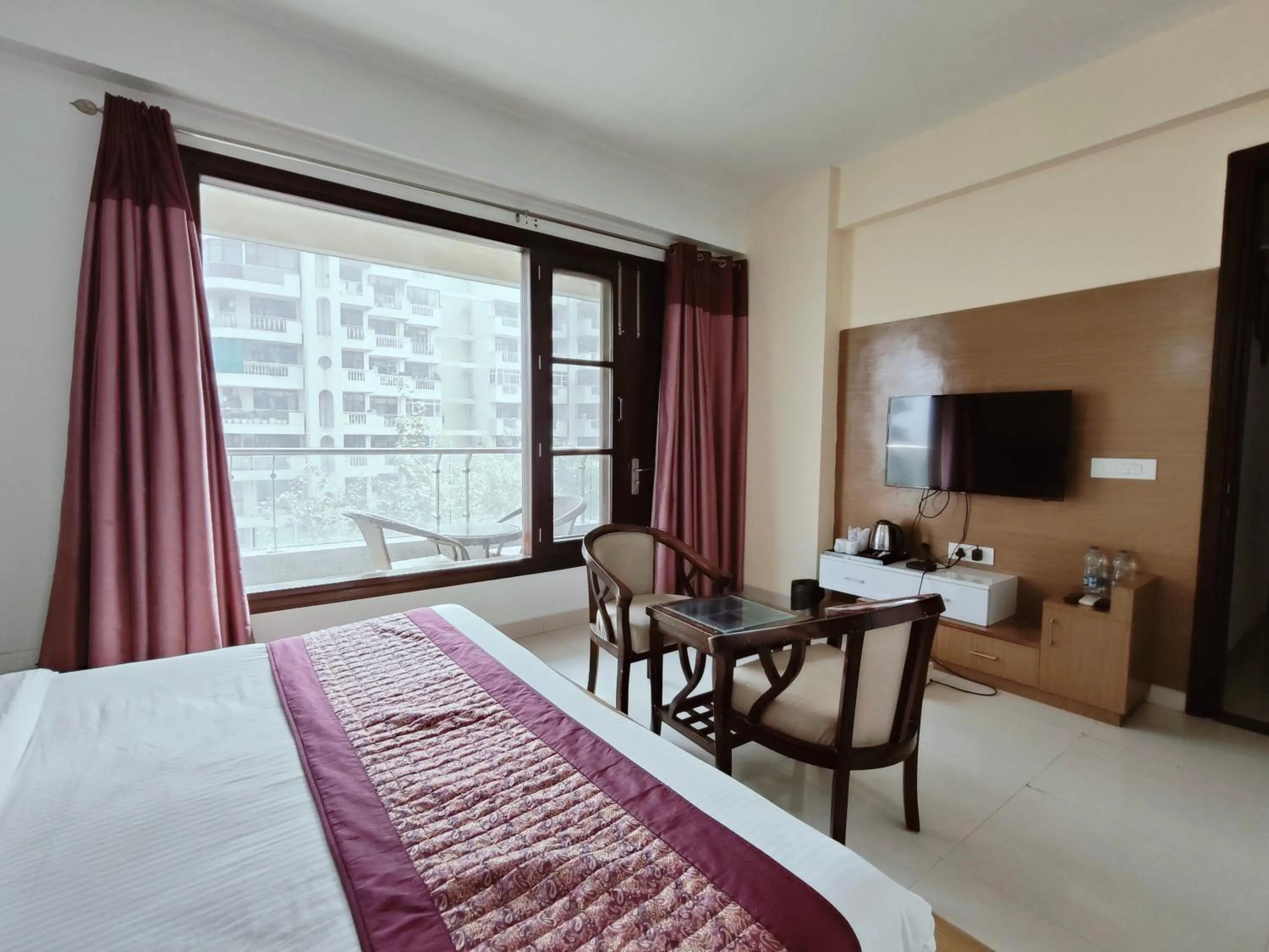 Bed in Gazebo Inn & Suites Medanta