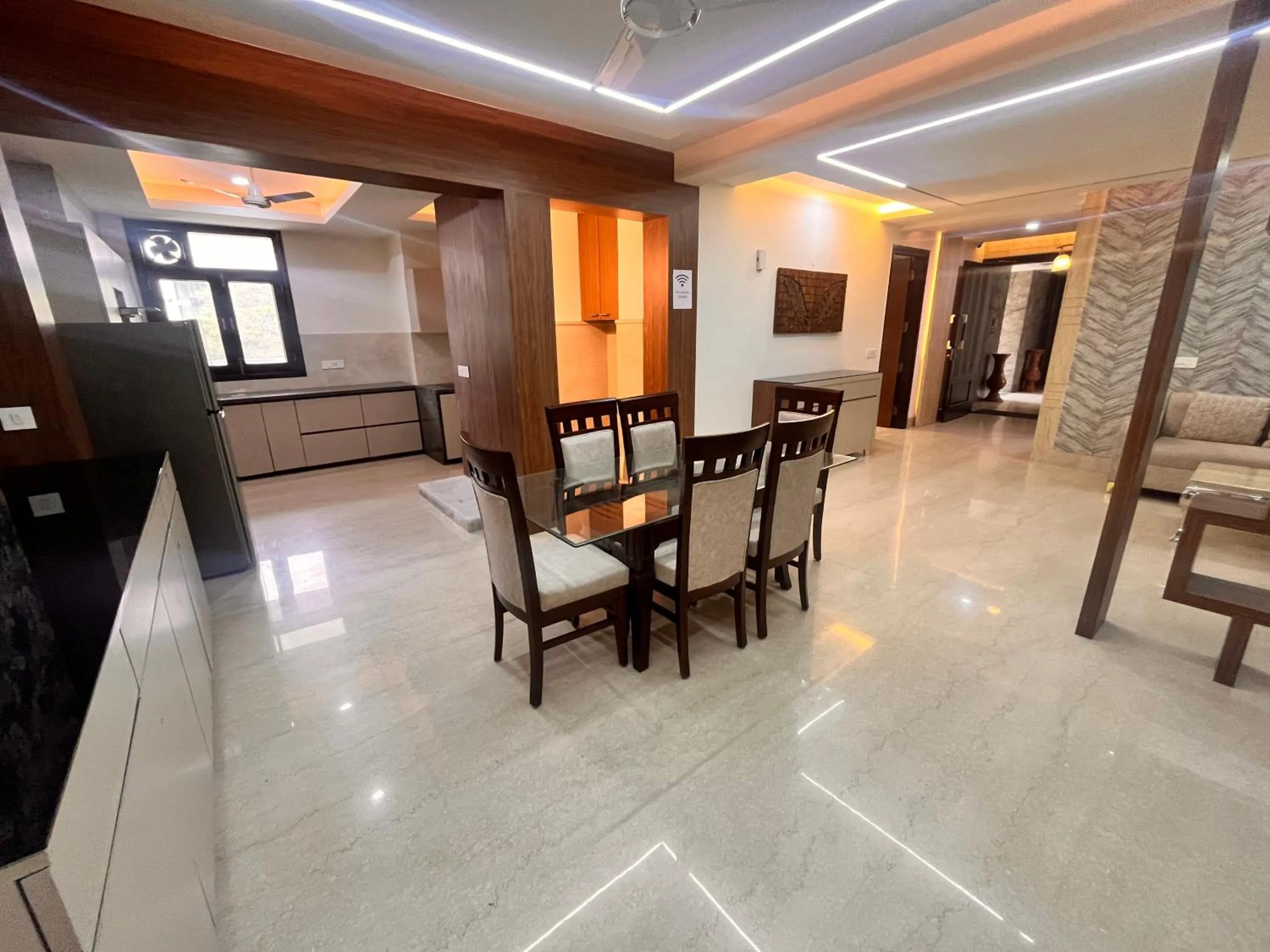 Communal lounge/ TV room in Gazebo Inn & Suites Medanta