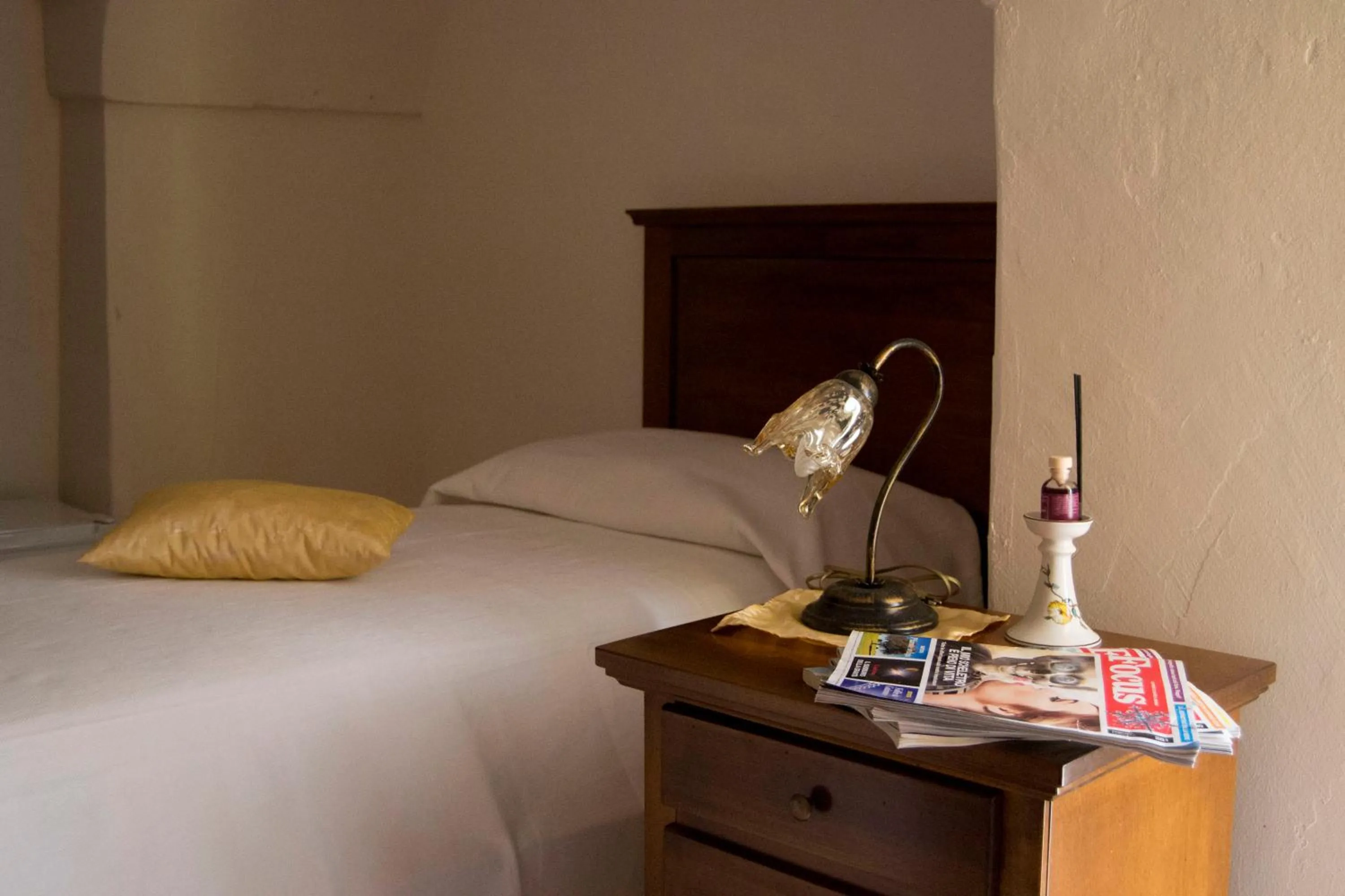 Photo of the whole room, Bed in 100 Craste