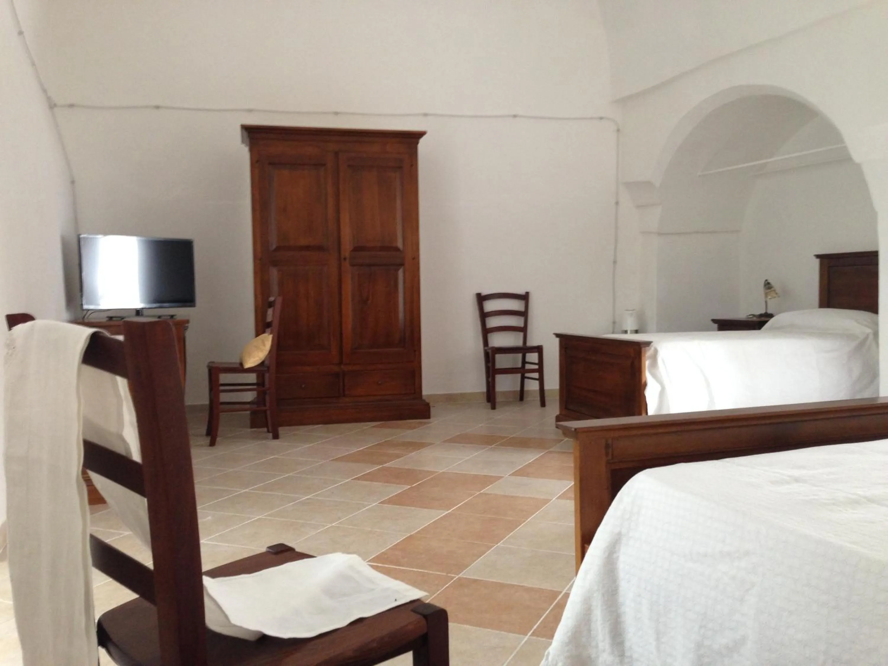 Photo of the whole room, Bed in 100 Craste