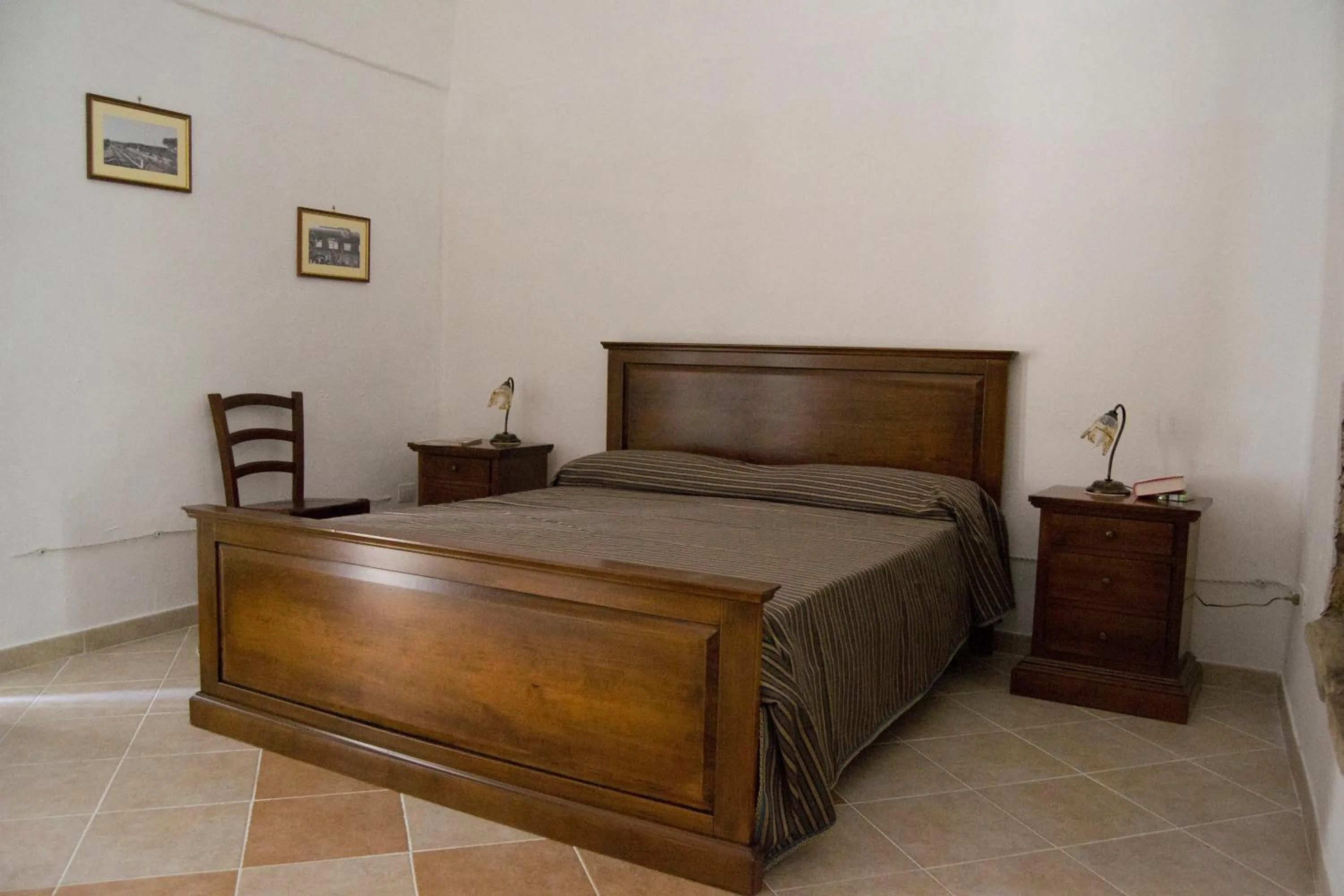 Photo of the whole room, Bed in 100 Craste