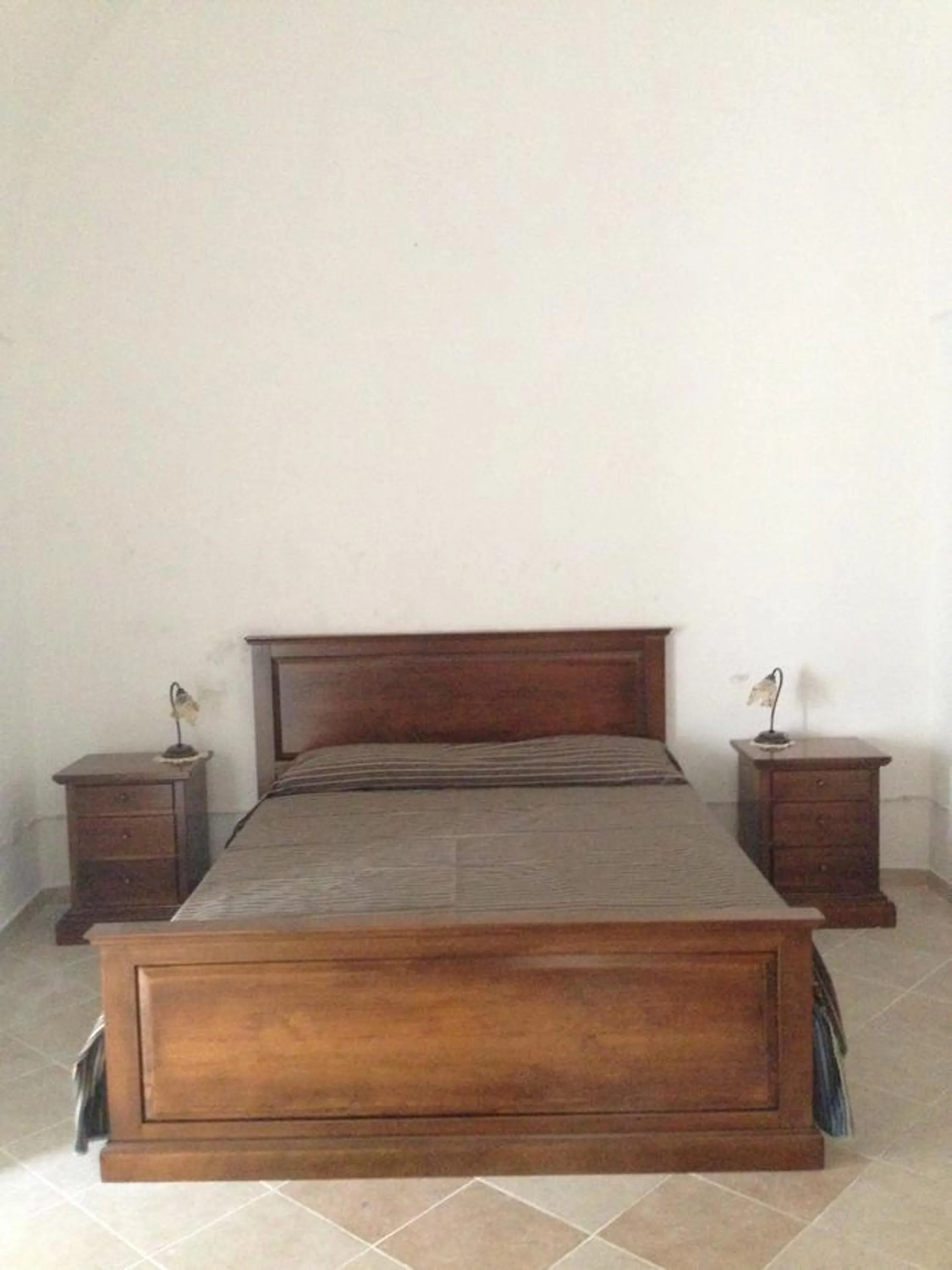 Photo of the whole room, Bed in 100 Craste