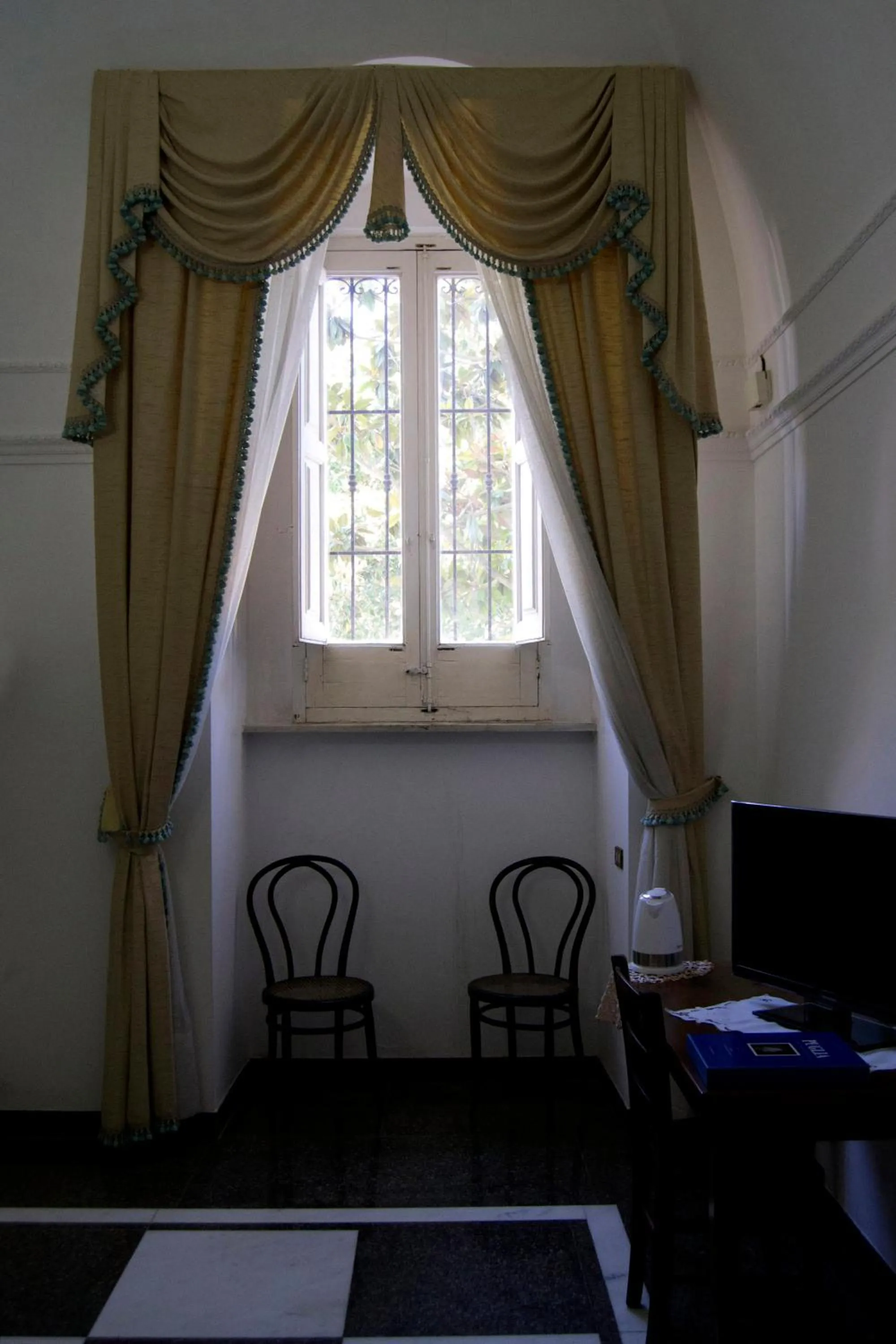 Decorative detail, Bed in 100 Craste