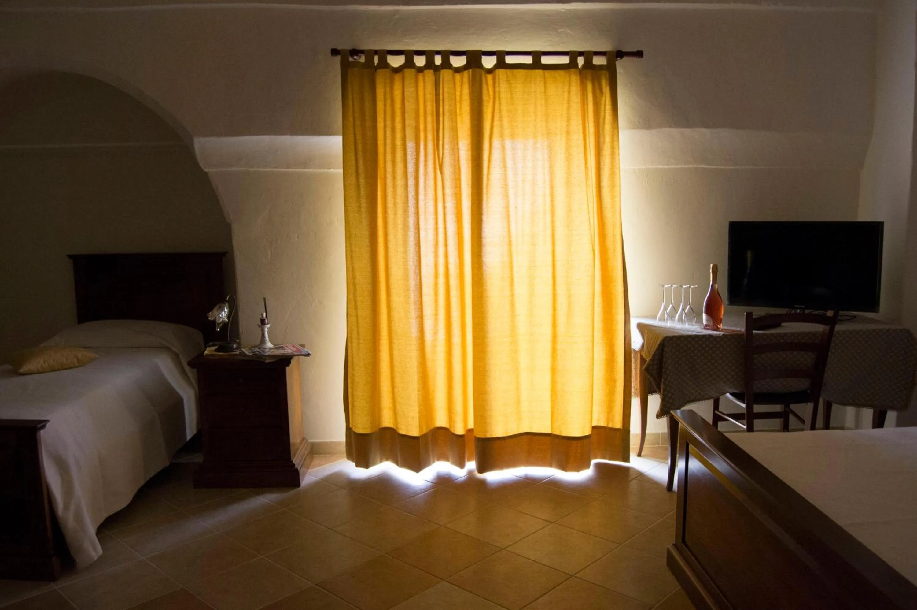 Photo of the whole room, Bed in 100 Craste