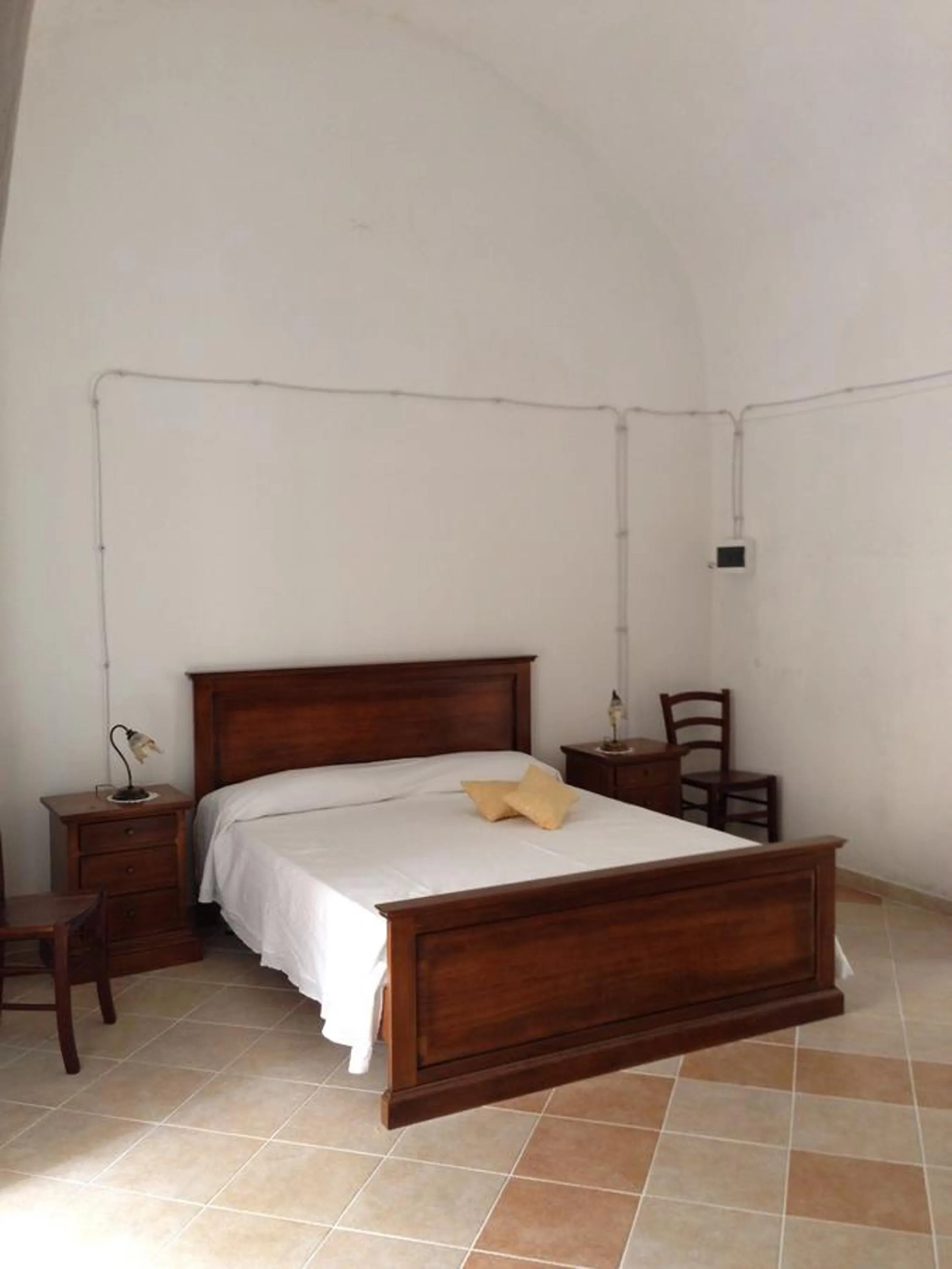 Photo of the whole room, Bed in 100 Craste