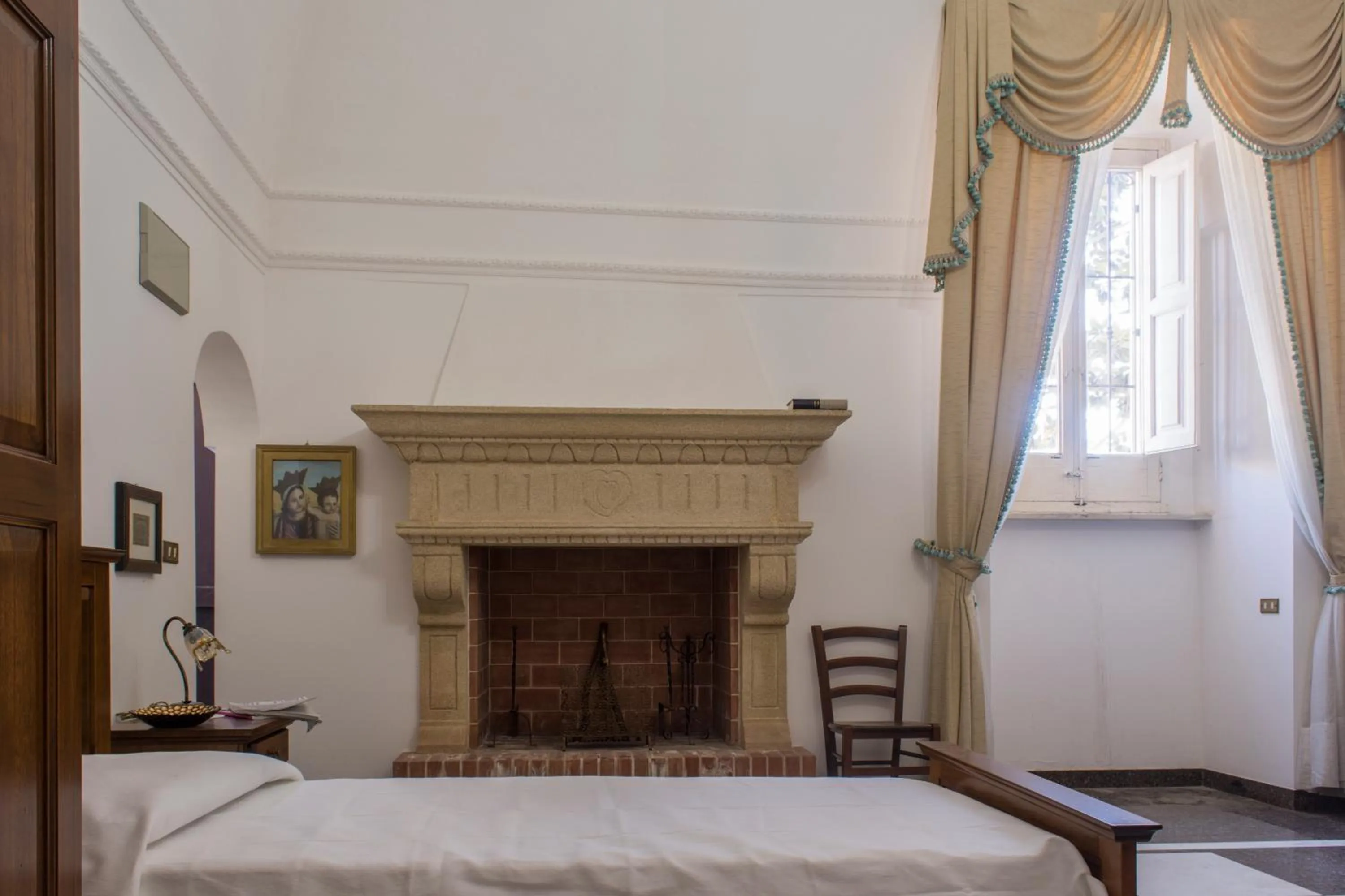 Photo of the whole room, Bed in 100 Craste