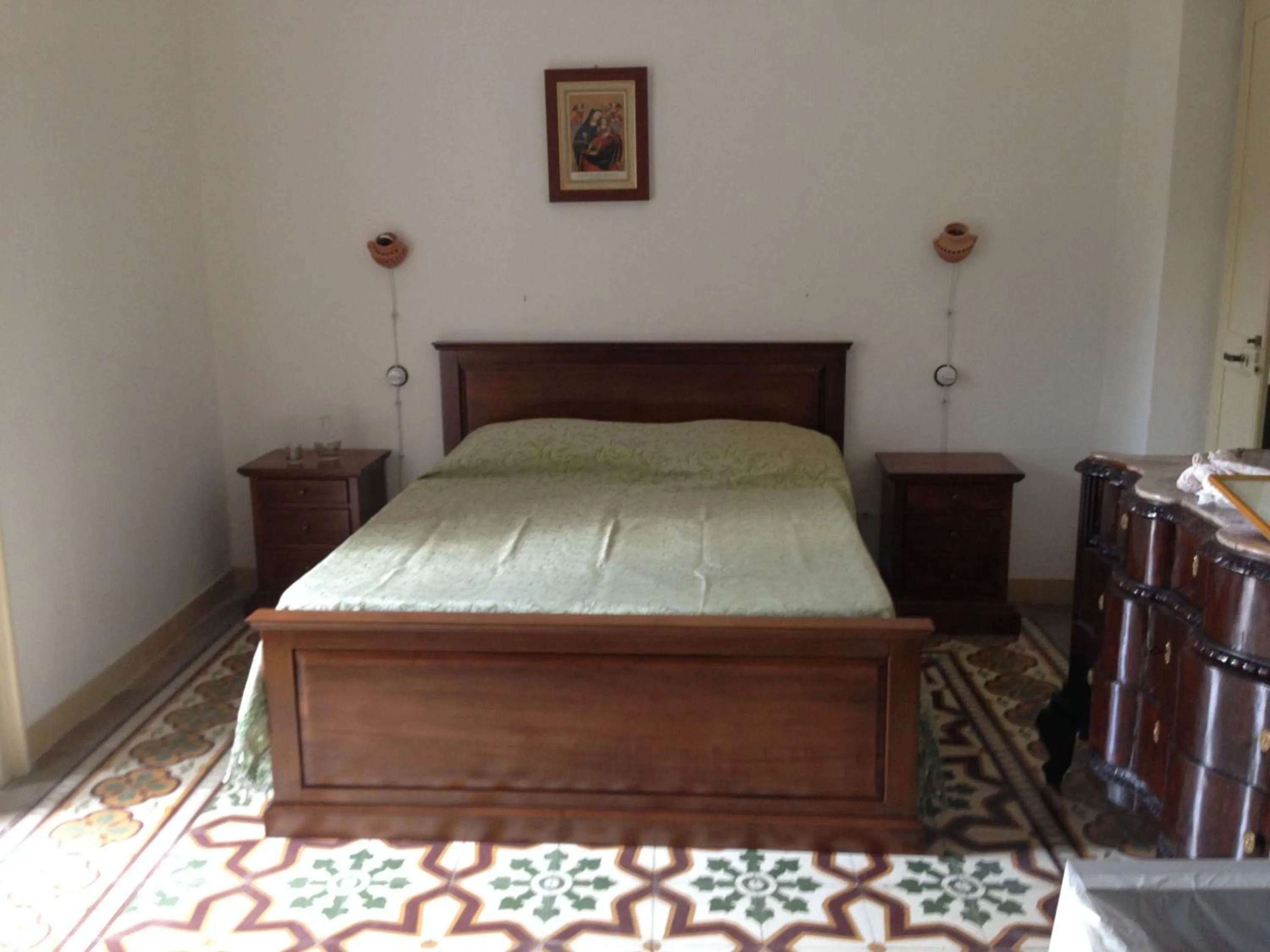 Photo of the whole room, Bed in 100 Craste