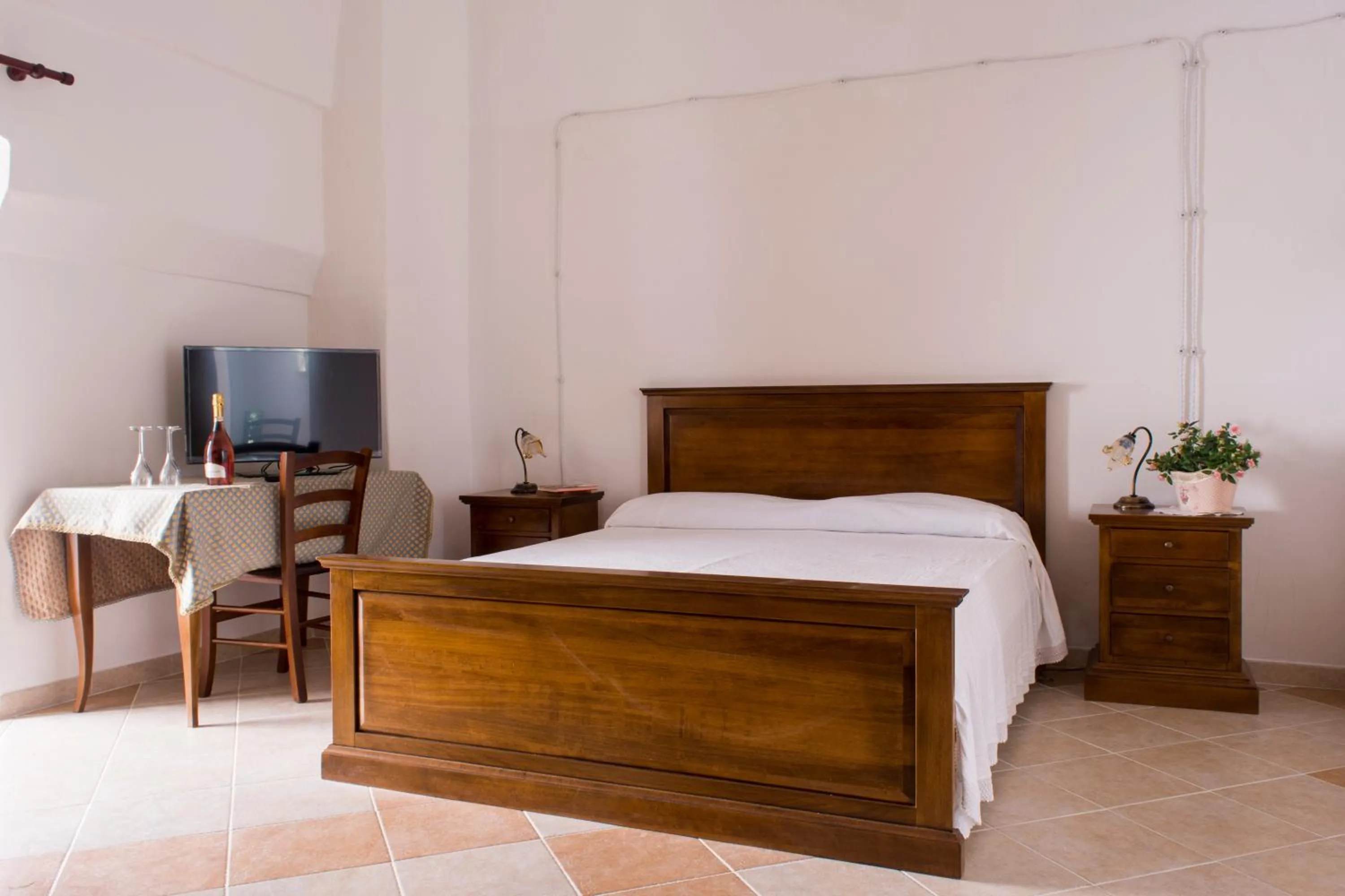 Photo of the whole room, Bed in 100 Craste