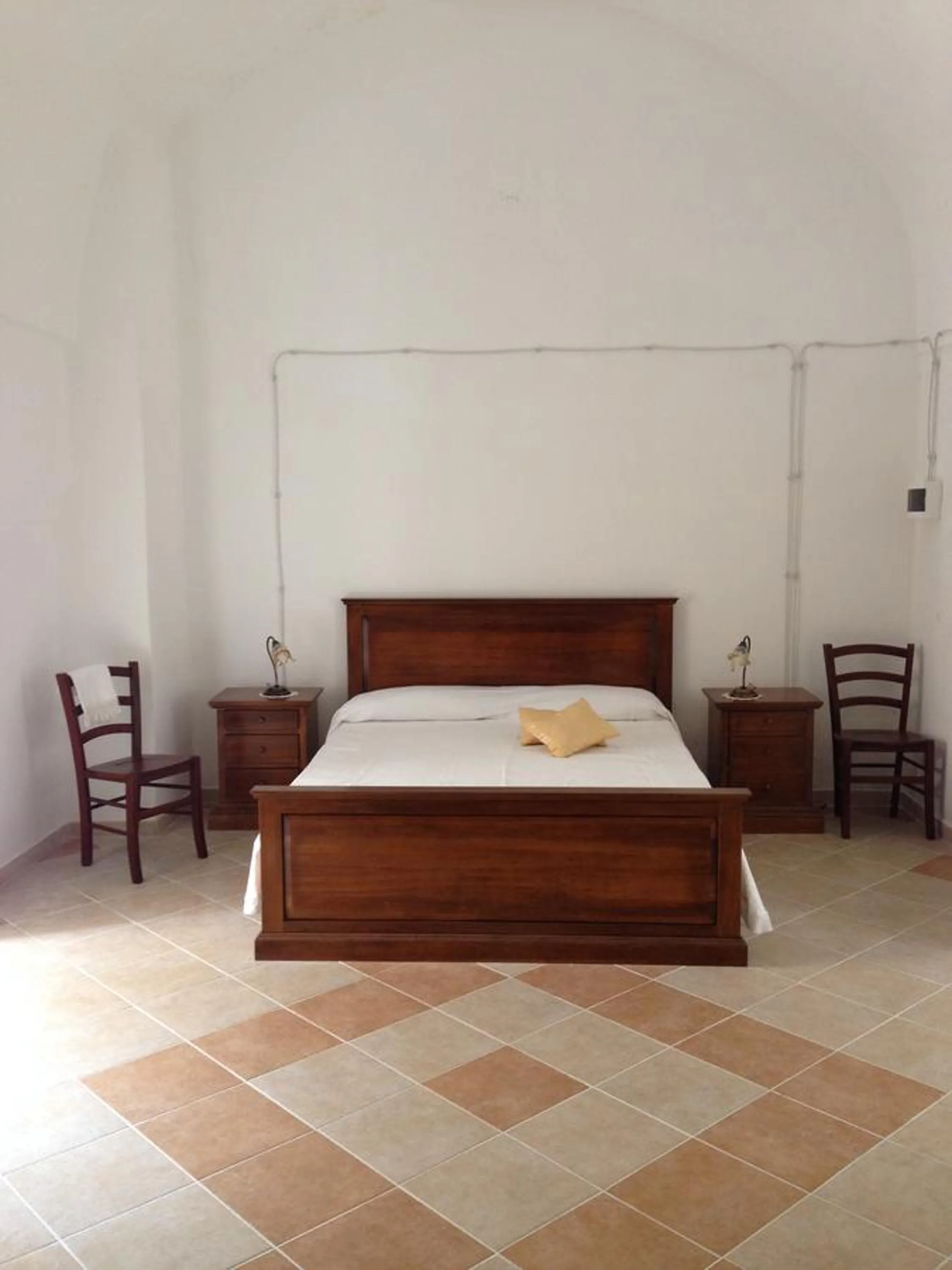 Photo of the whole room, Bed in 100 Craste