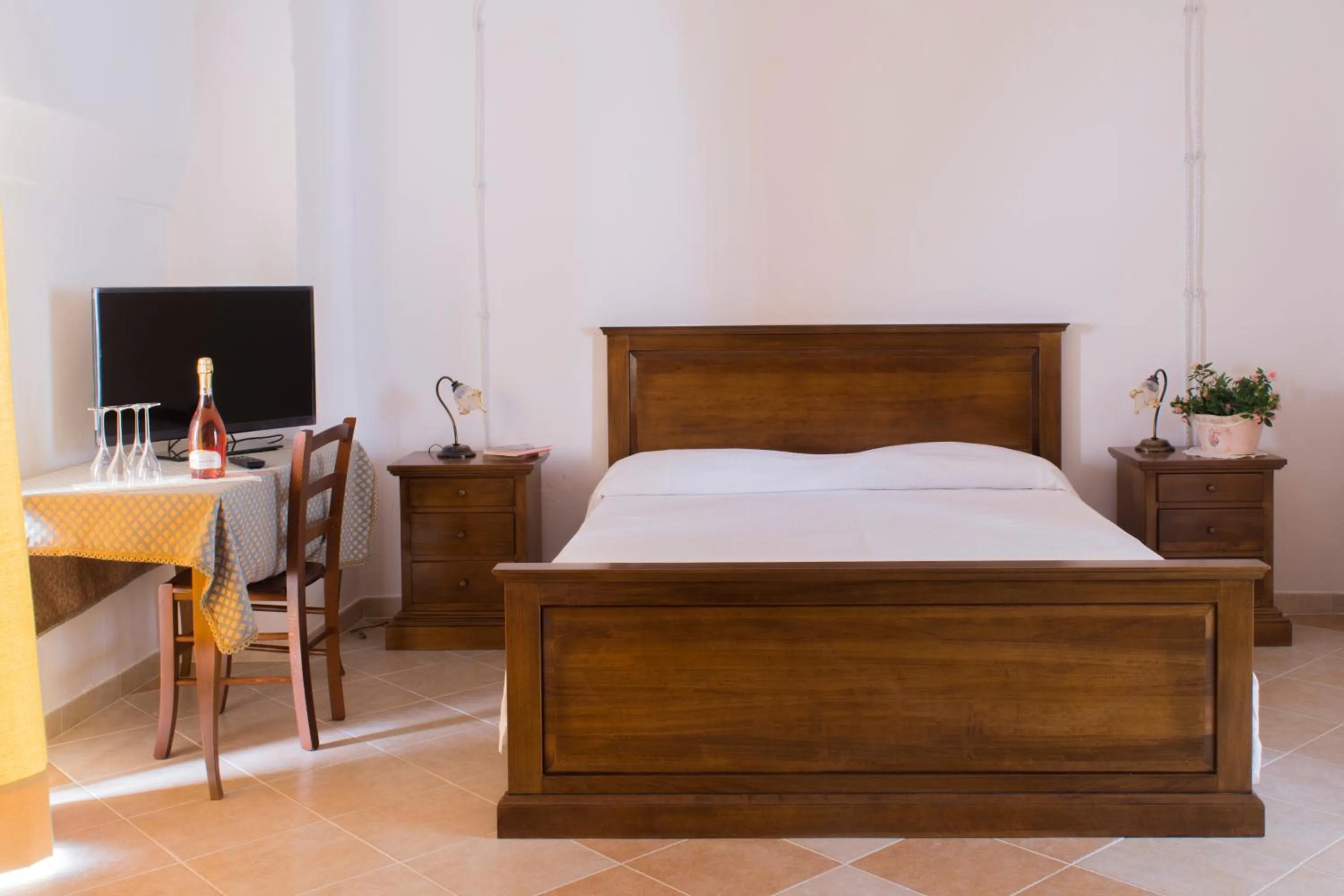 Photo of the whole room, Bed in 100 Craste