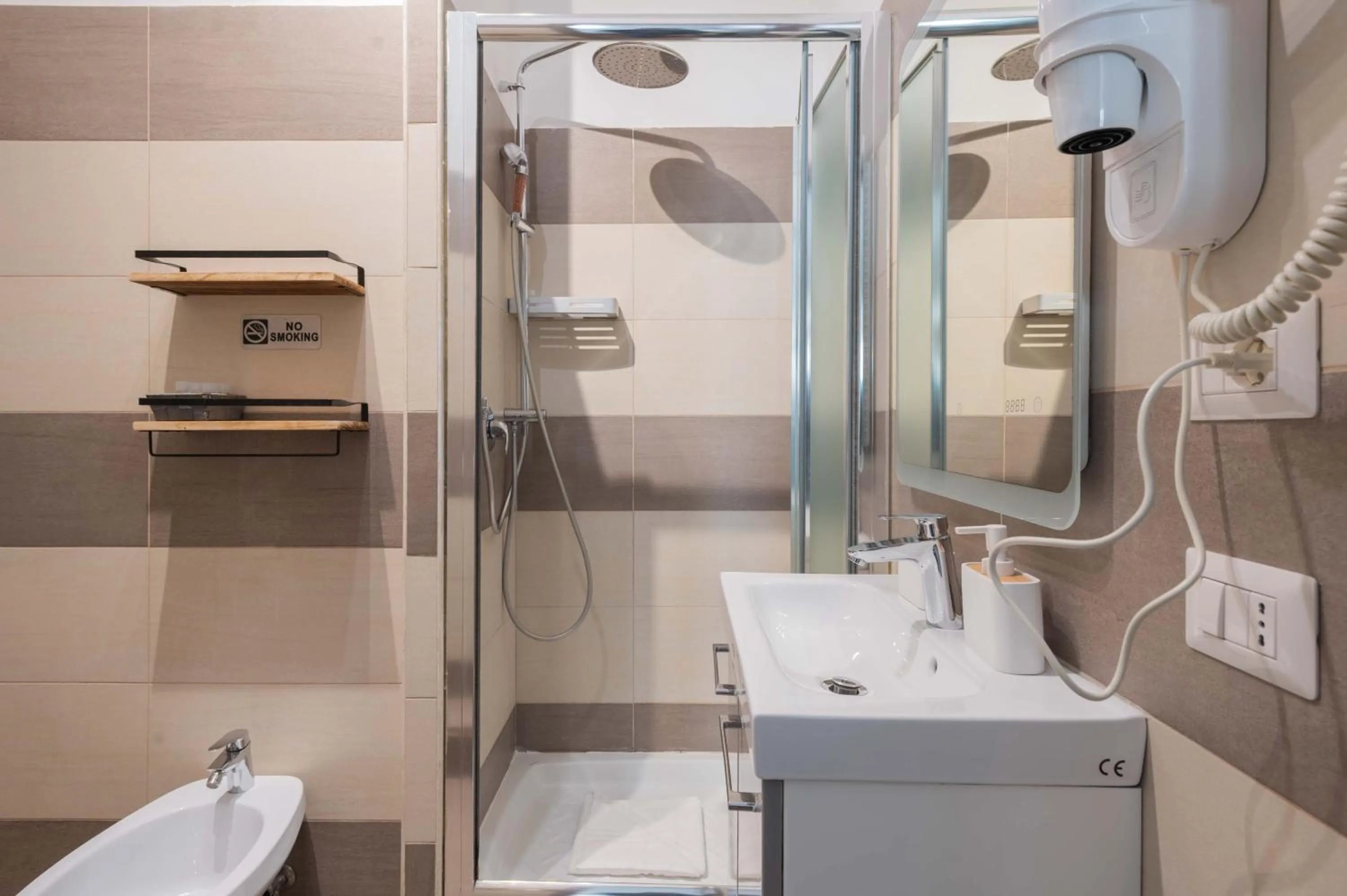 Shower in Rione Monti Suites