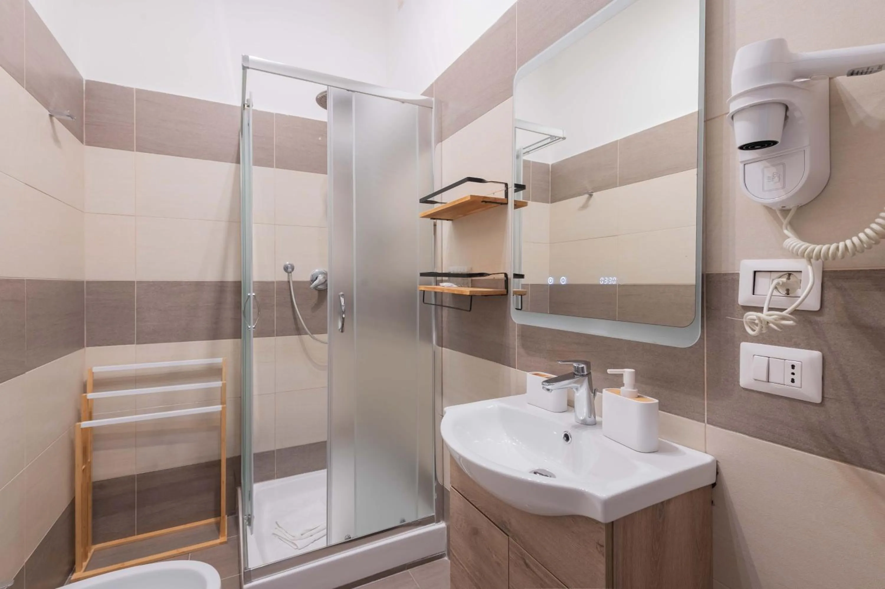 Shower in Rione Monti Suites