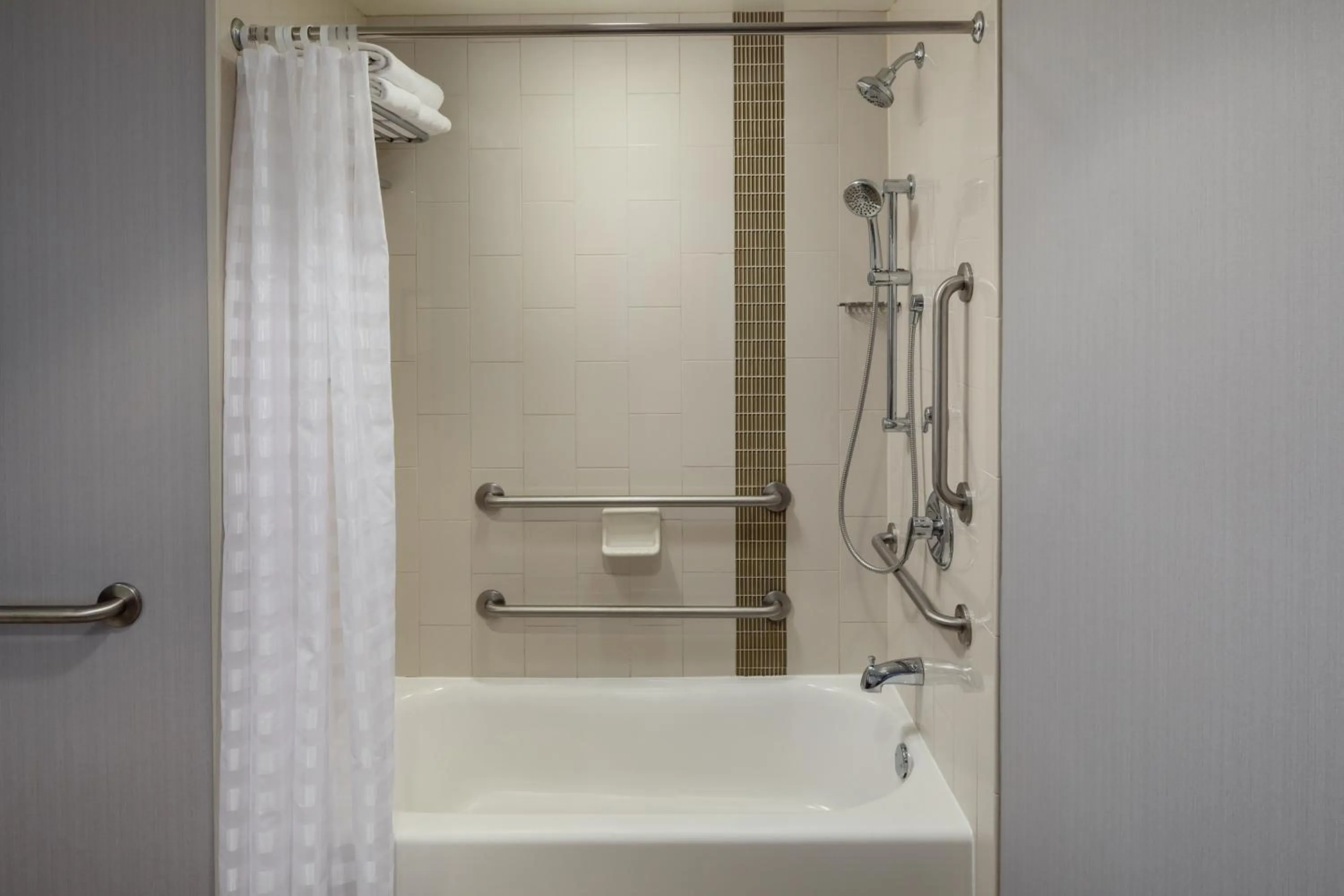 Bathroom in Hyatt Place Chicago Midway Airport