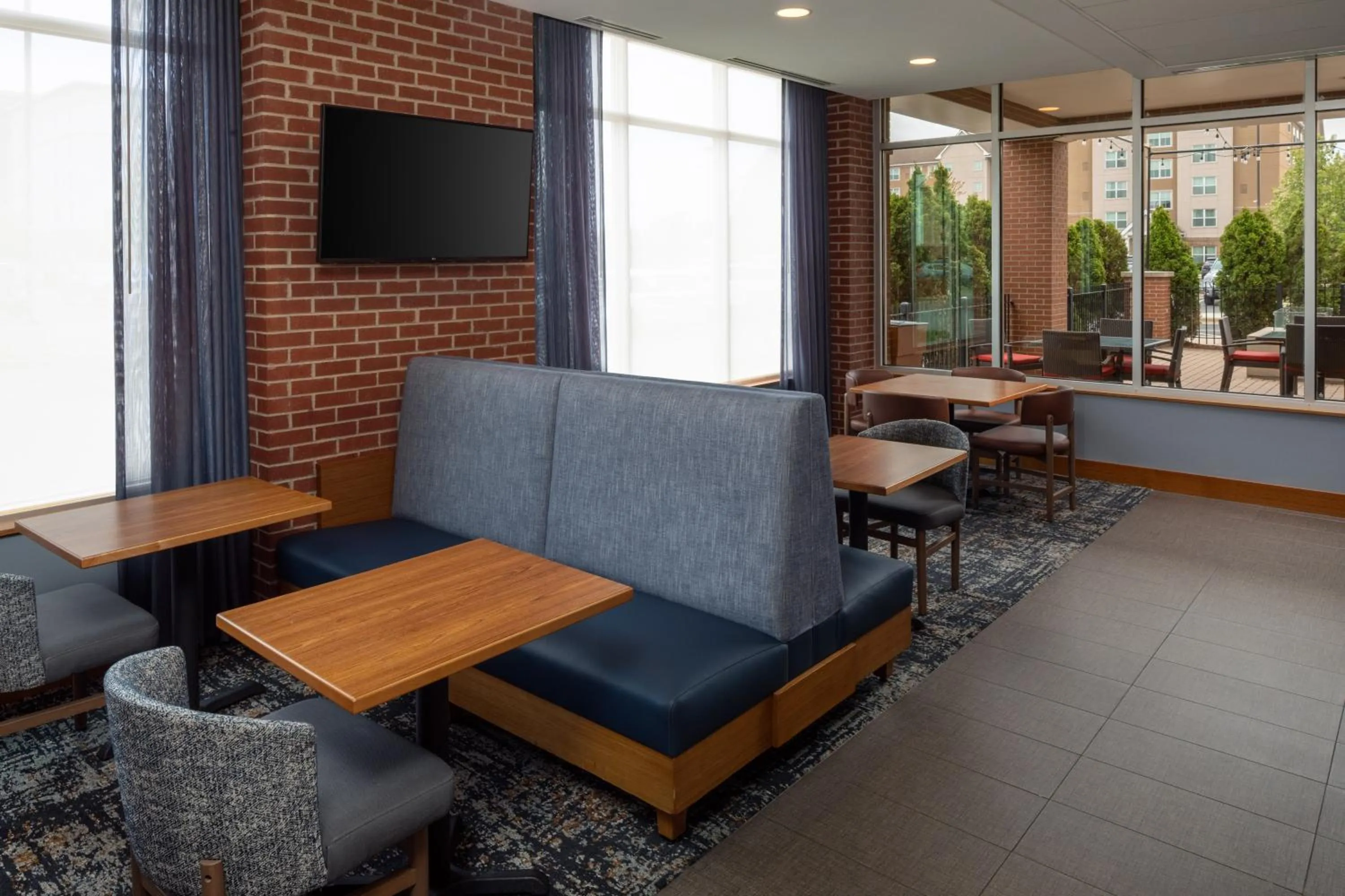 Dining area in Hyatt Place Chicago Midway Airport