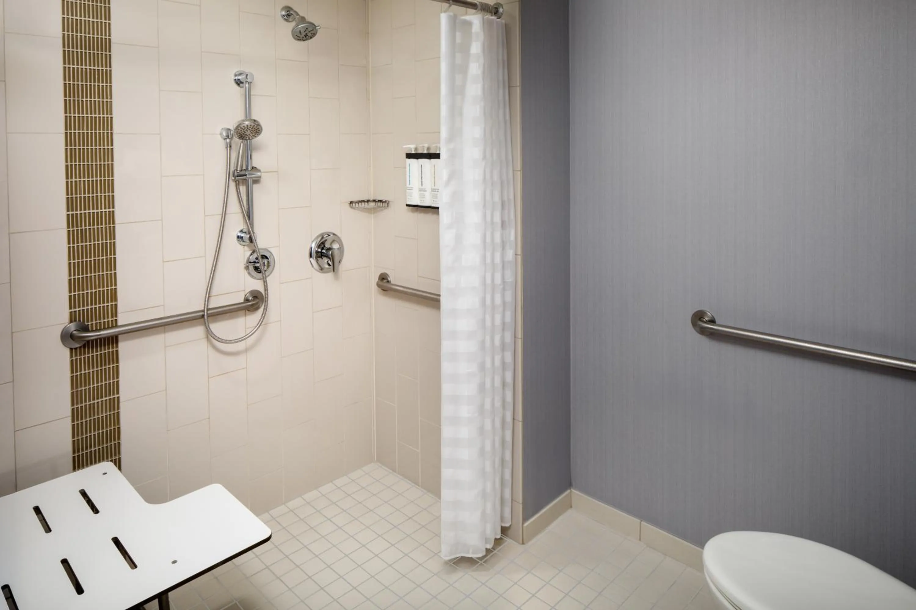 Bathroom in Hyatt Place Chicago Midway Airport