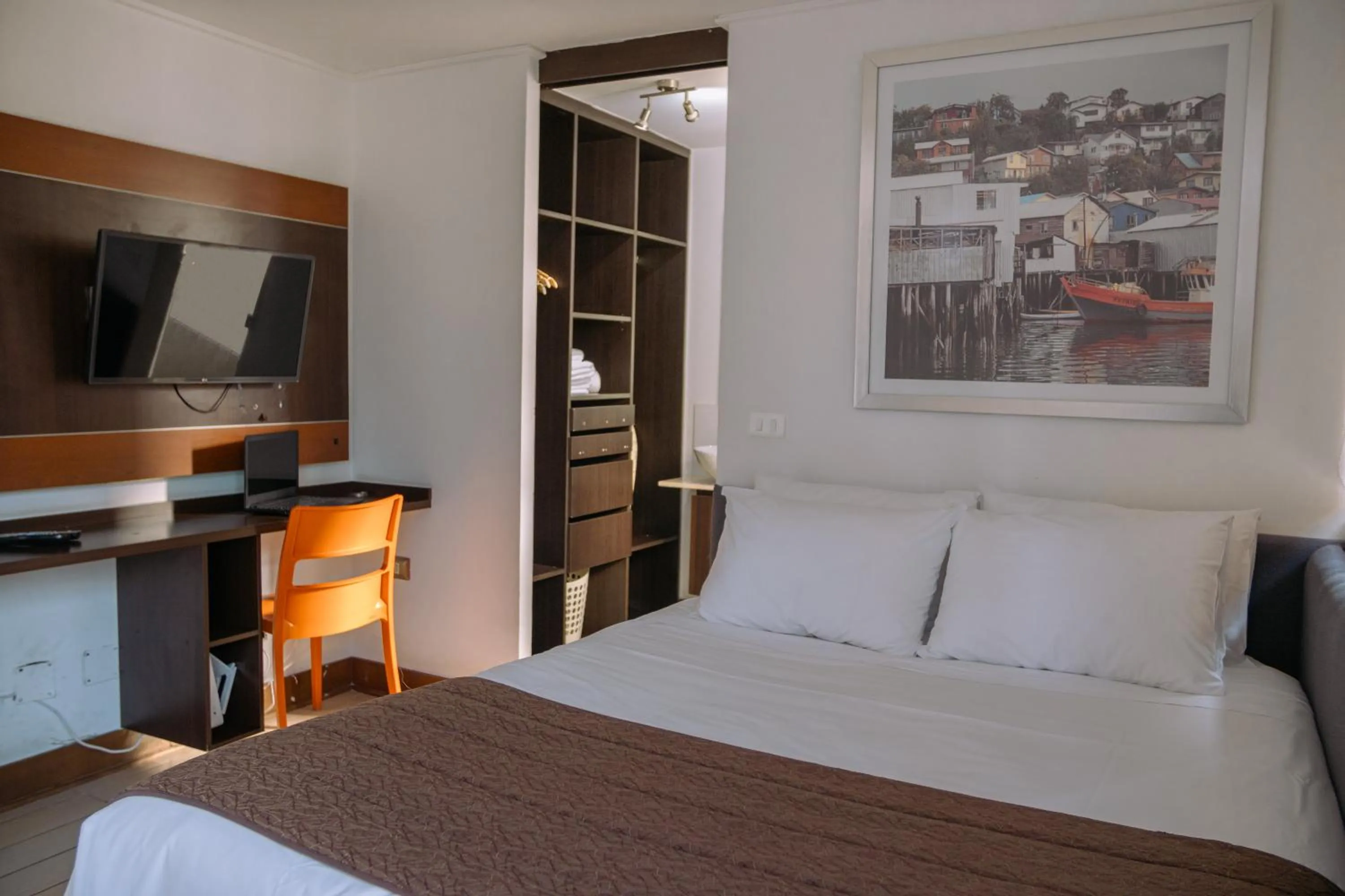 Photo of the whole room, Bed in Sunset Aparts