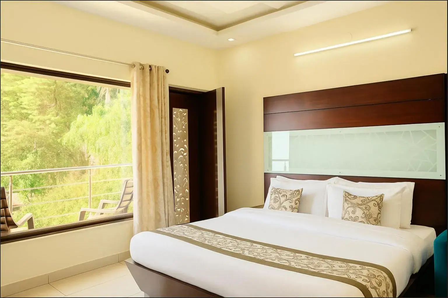 Deluxe Double Room with Balcony in Hotel Winter Line Inn Near St Francis Monastery Deluxe Double Room with Balcony in Hotel Winter Line Inn Near St Francis Monastery