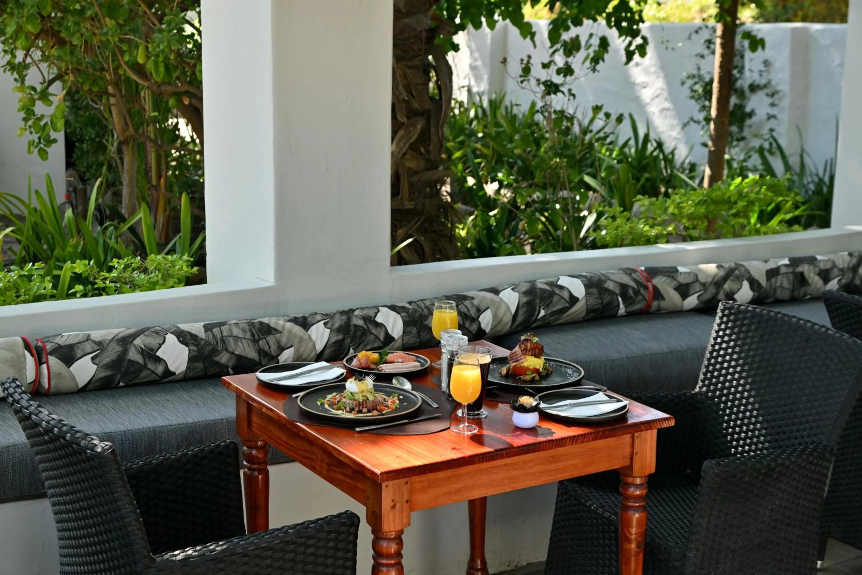 Breakfast in Mimosa Lodge