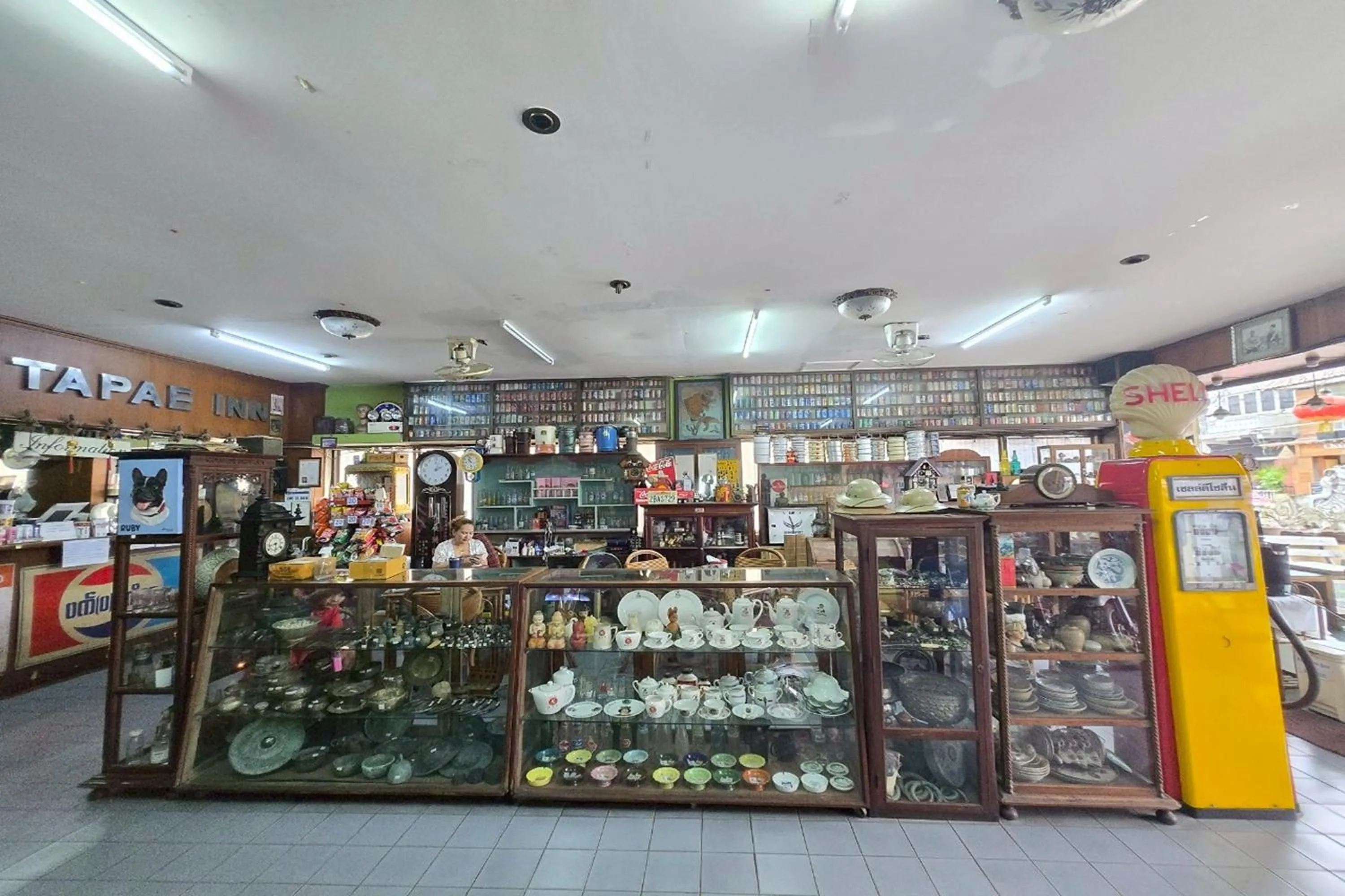 Communal lounge/ TV room in Tapae Inn