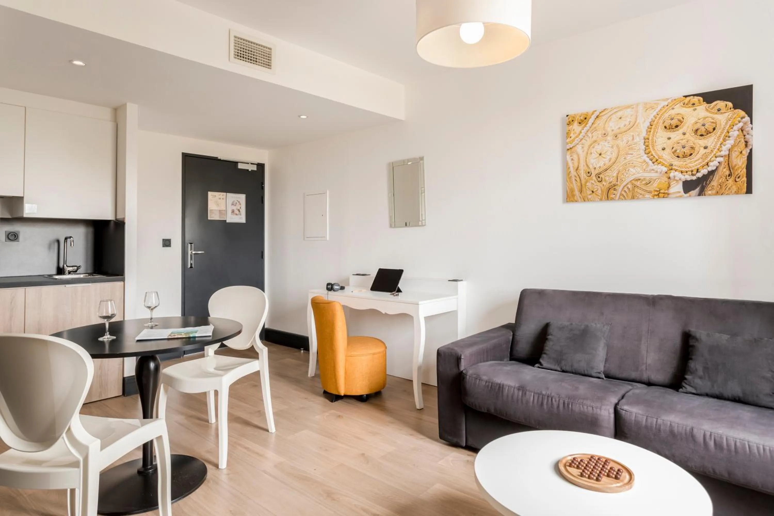 Kitchen or kitchenette in Appart'City Collection Nîmes Arènes