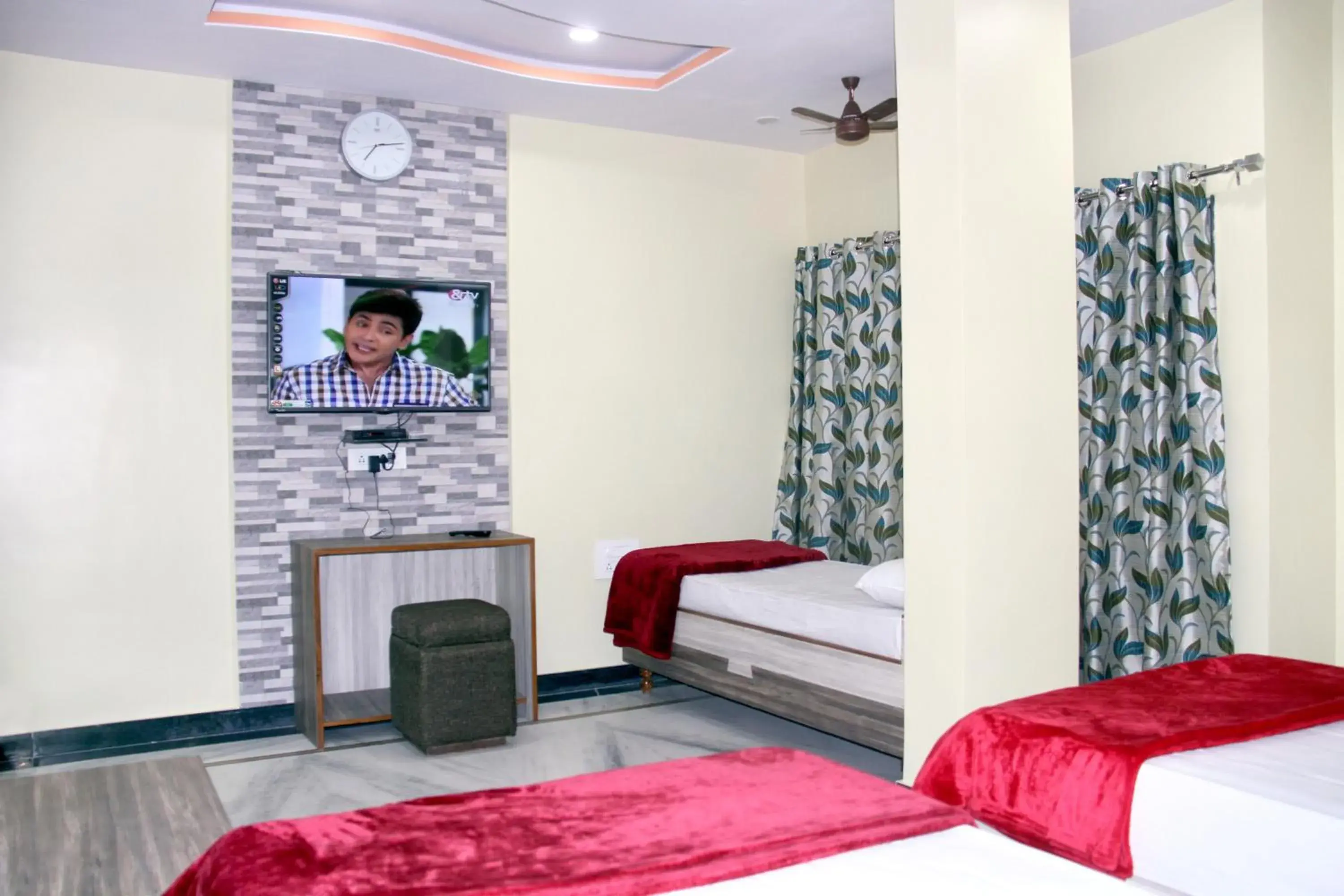 King Room - single occupancy in Hotel Gujrat King Room - single occupancy in Hotel Gujrat
