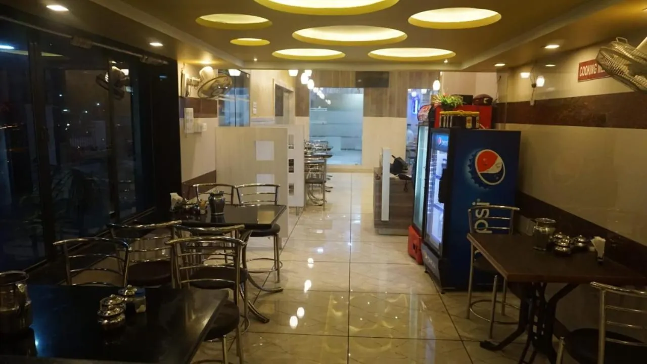 Restaurant/places to eat in Hotel Gujrat