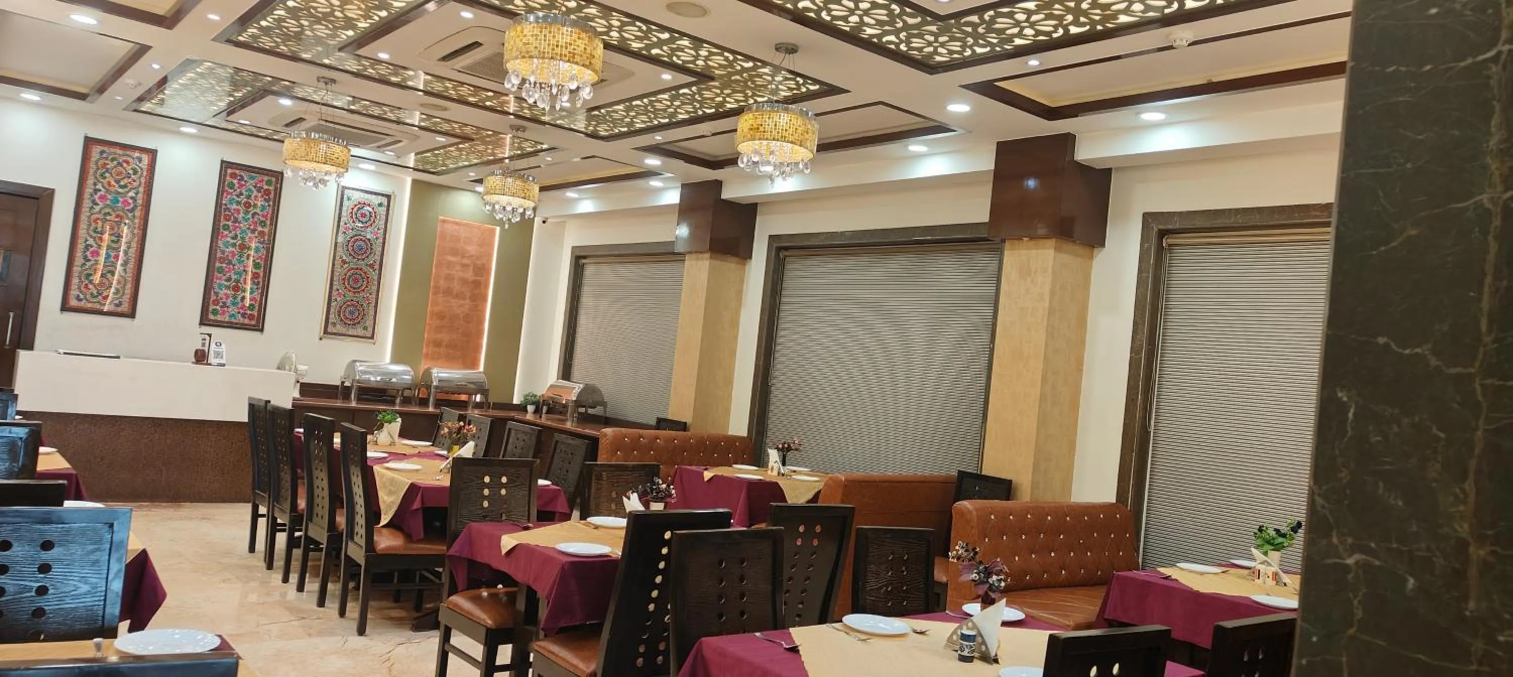 Restaurant/places to eat in Hotel Taj Heights