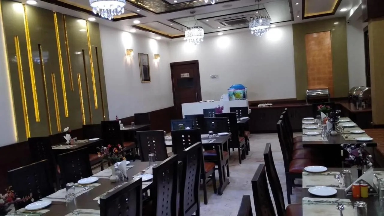 Restaurant/places to eat in Hotel Taj Heights