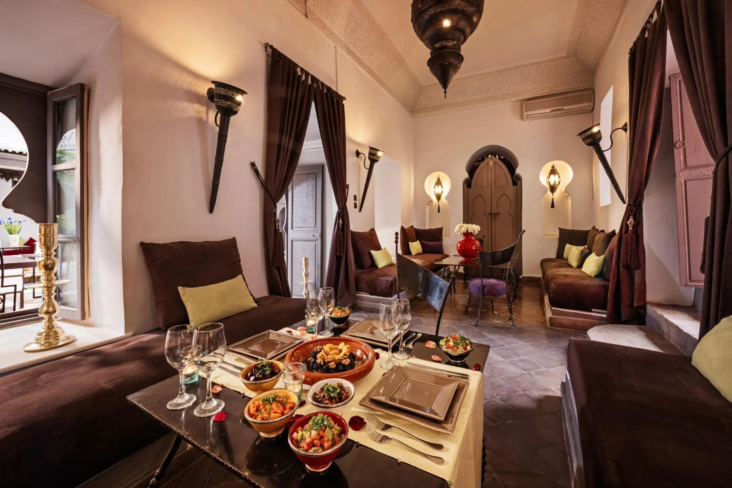 Communal lounge/ TV room in Riad Les Jardins d'Henia