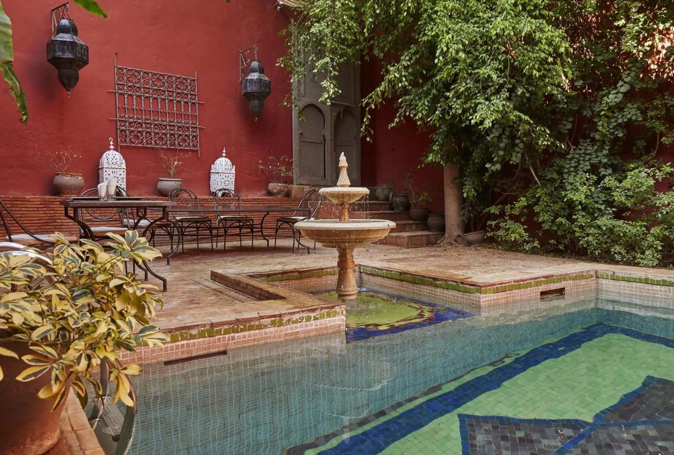 Swimming pool in Riad Les Jardins d'Henia