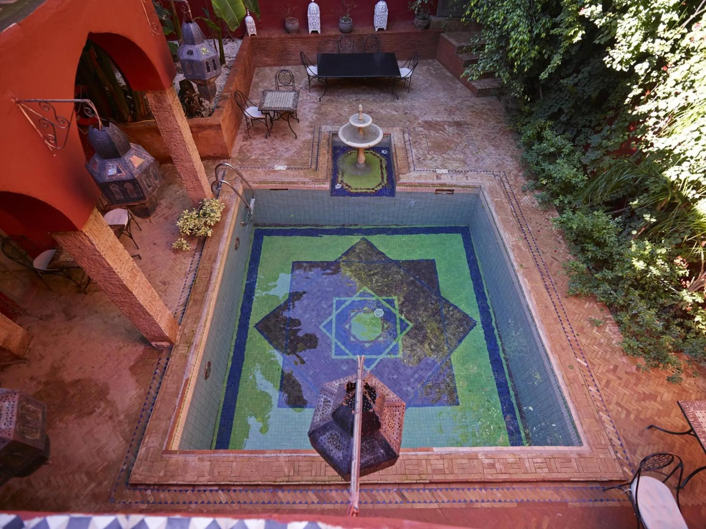 Swimming pool in Riad Les Jardins d'Henia