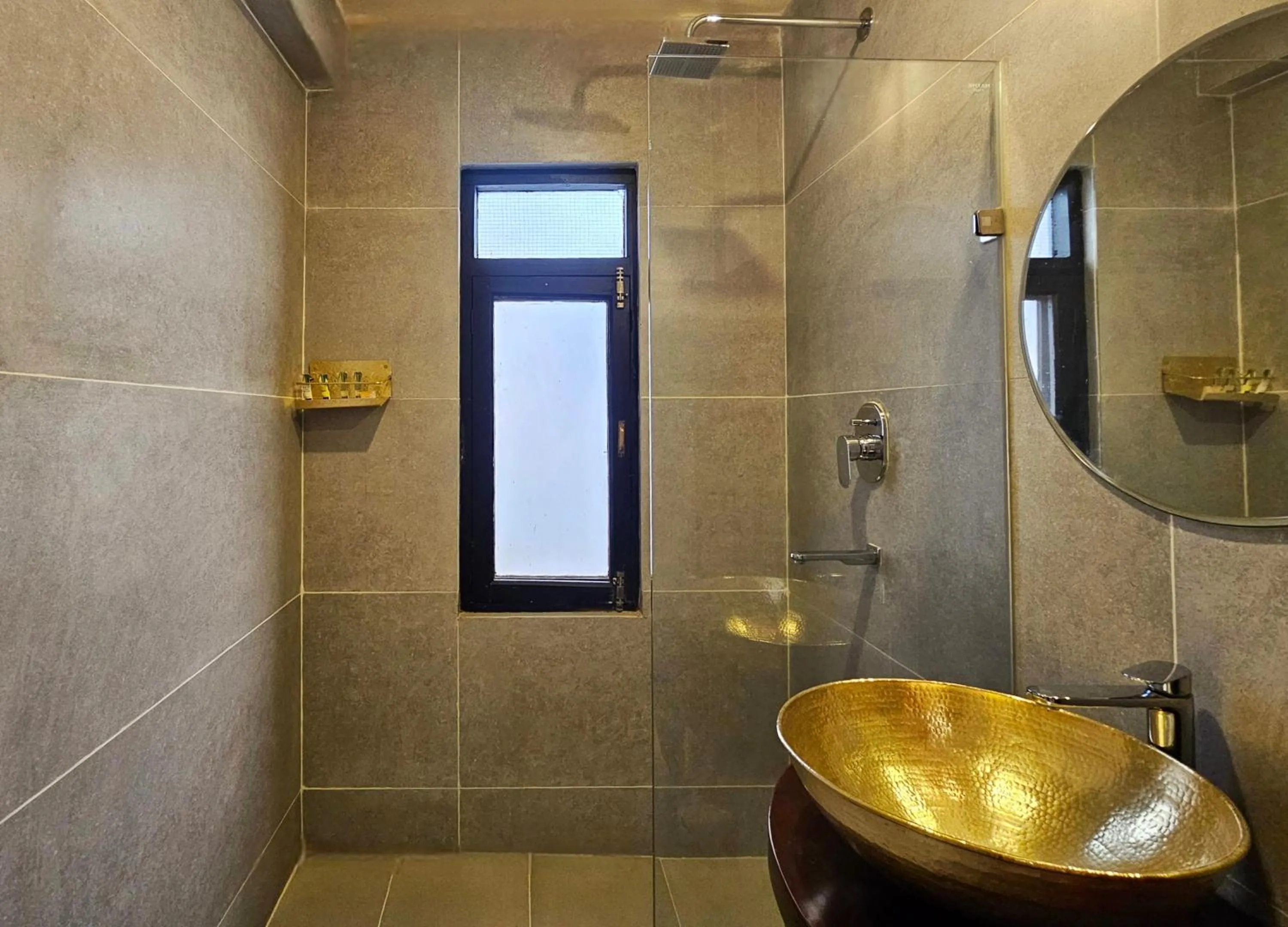 Shower in Central Courtyard Thamel - Heritage Hötel & Artisan Café