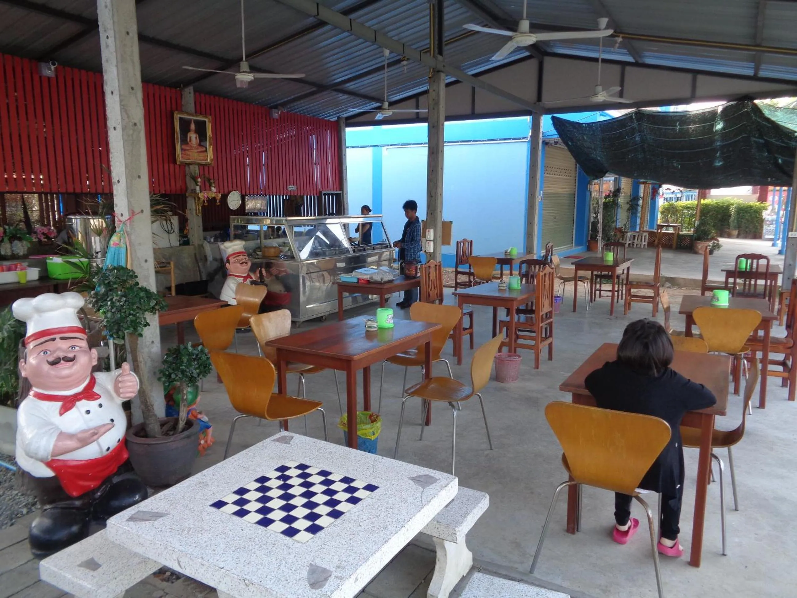 Restaurant/places to eat in Kesorn Boutique Residence at 8 Riew