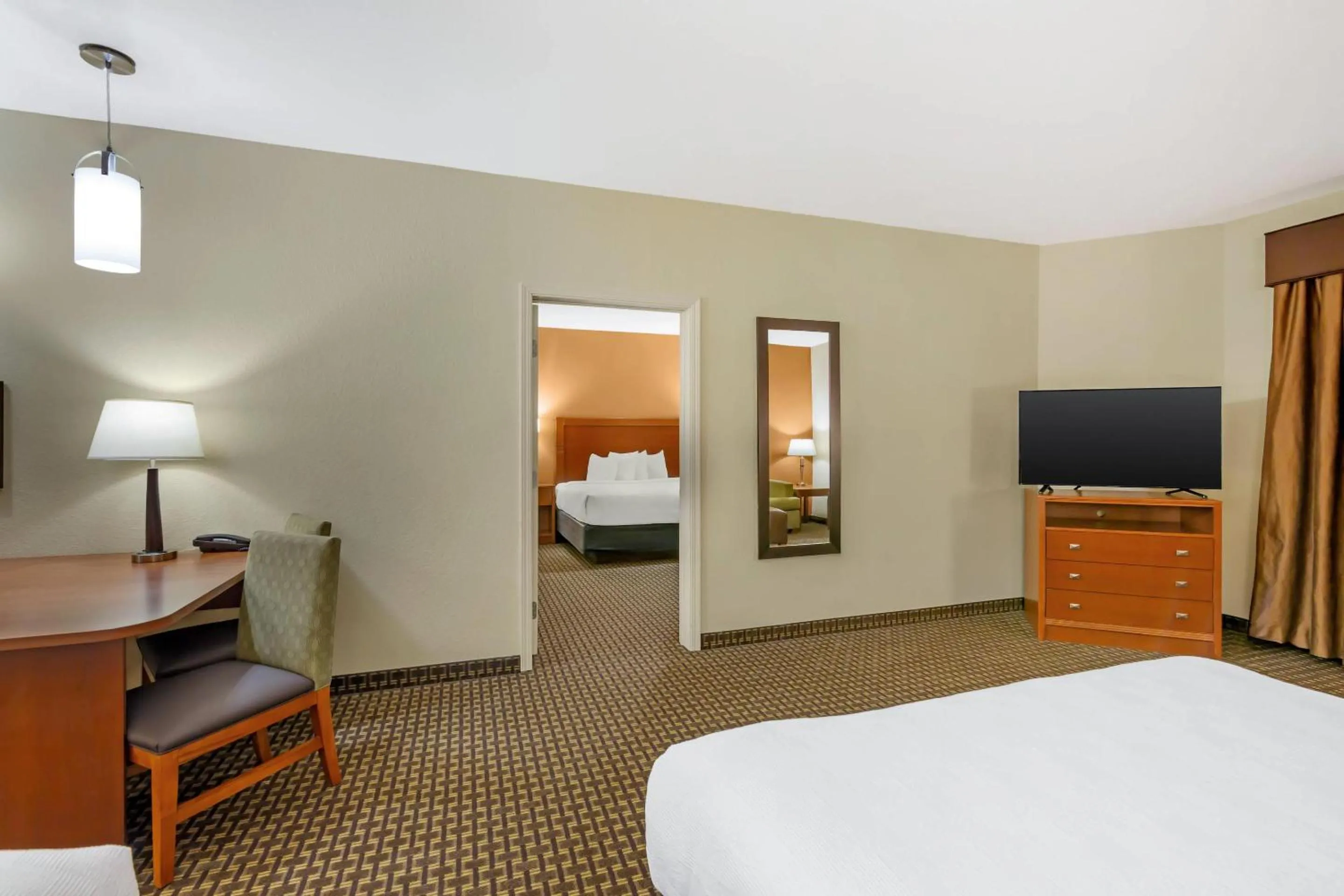 Bedroom, Bed in MainStay Suites Stanley