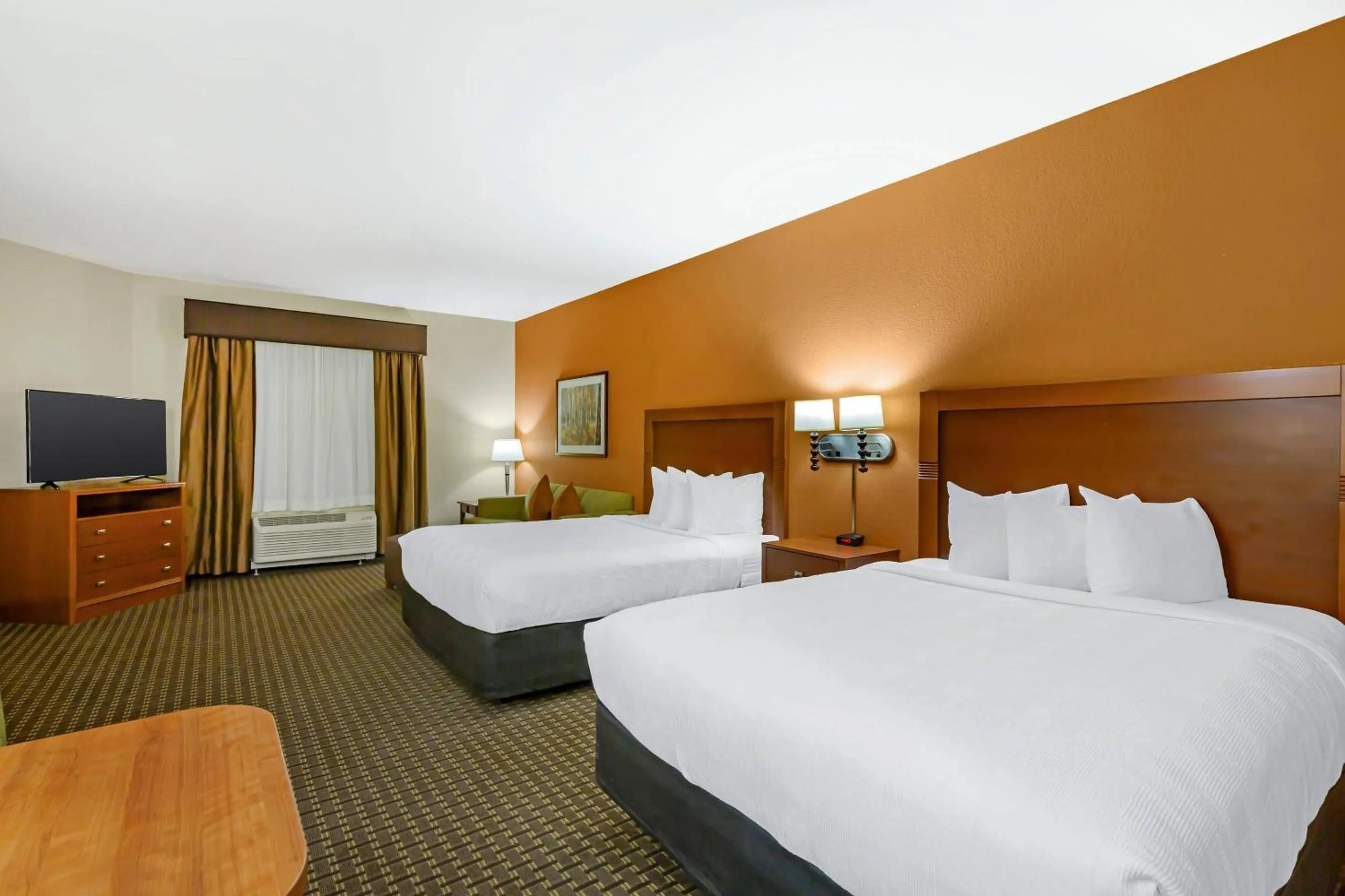 Bedroom, Bed in MainStay Suites Stanley