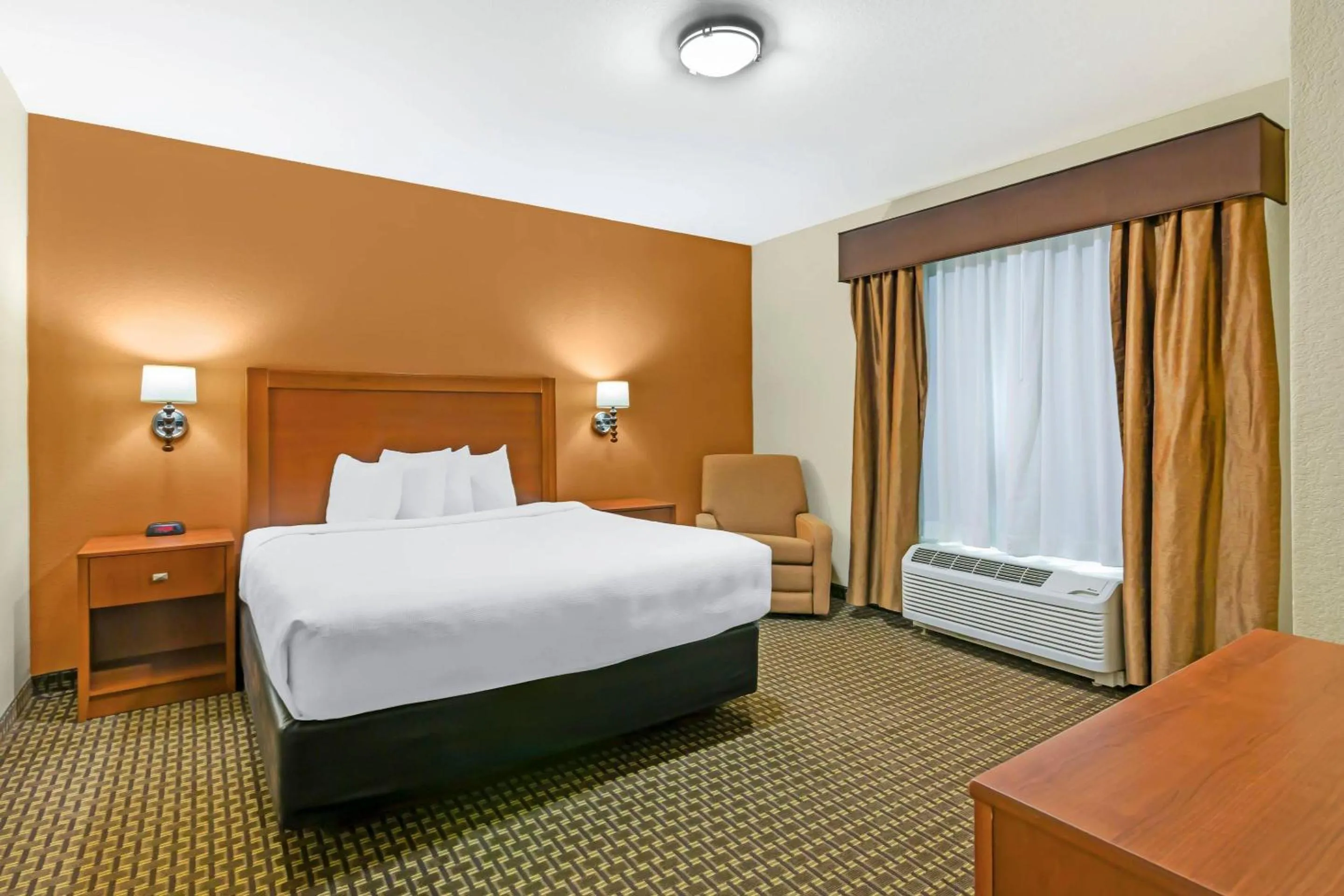 Bedroom, Bed in MainStay Suites Stanley