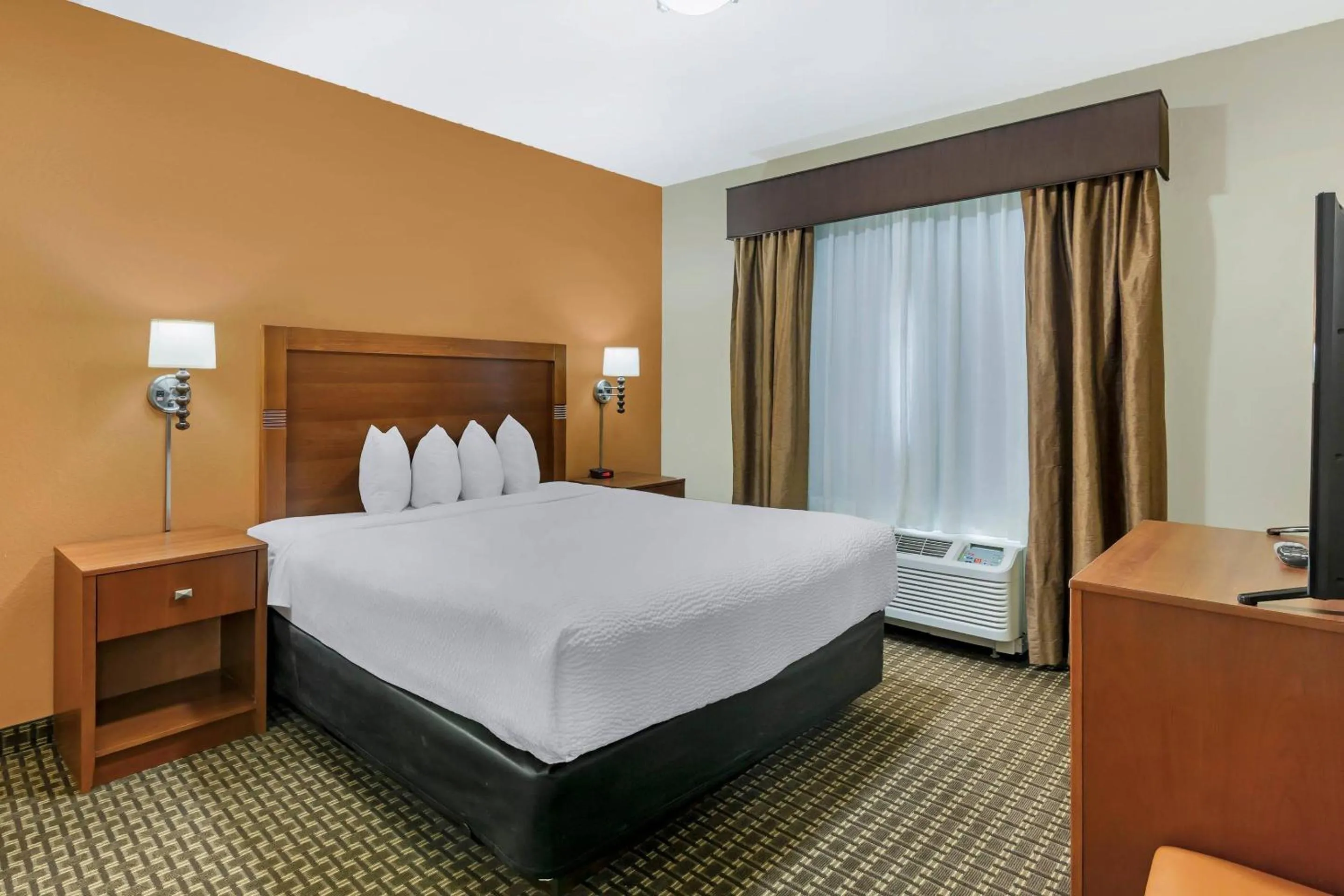 Bedroom, Bed in MainStay Suites Stanley