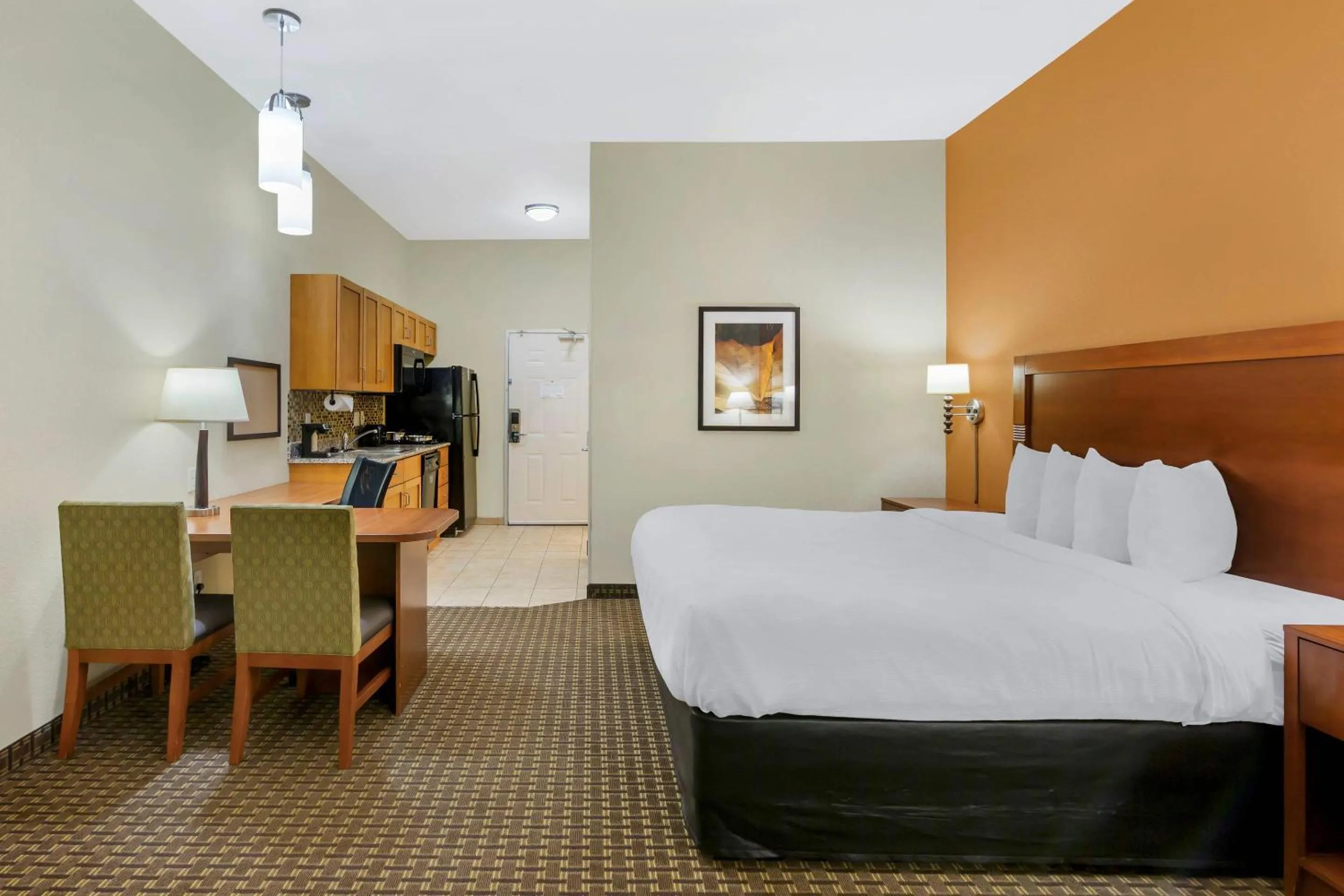 Bedroom, Bed in MainStay Suites Stanley