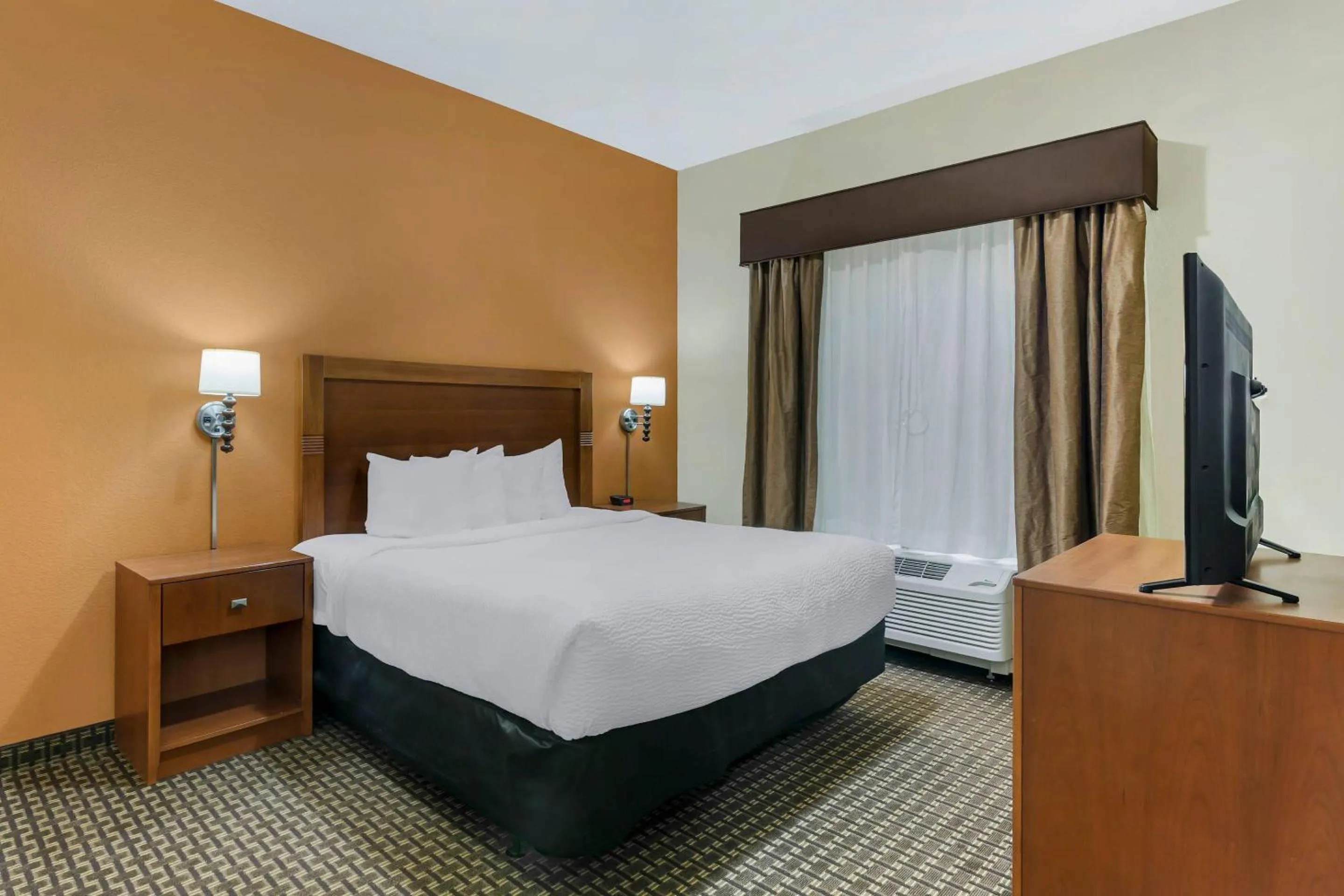 Bedroom, Bed in MainStay Suites Stanley