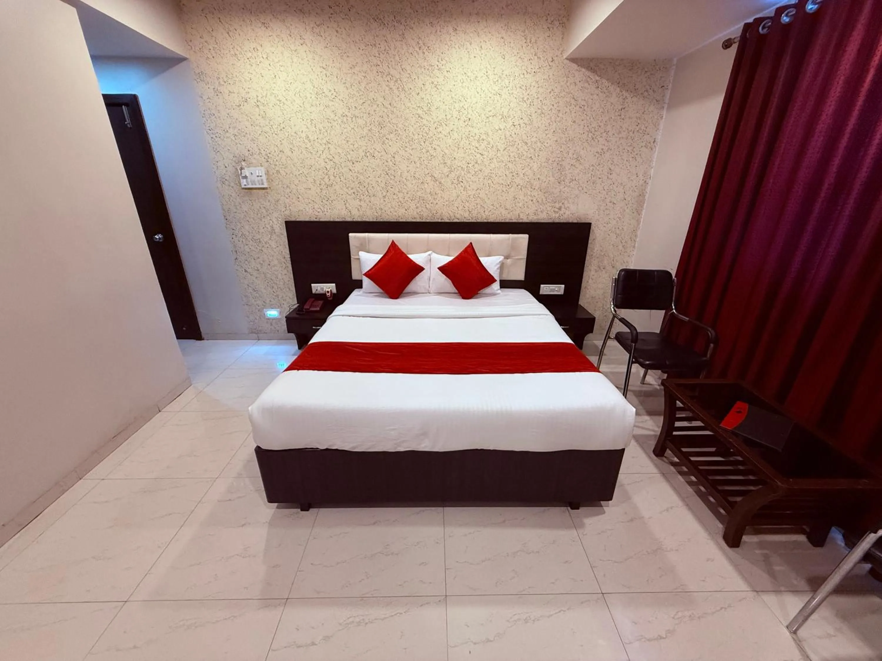 Bed in Hotel Arya Residency Rabale