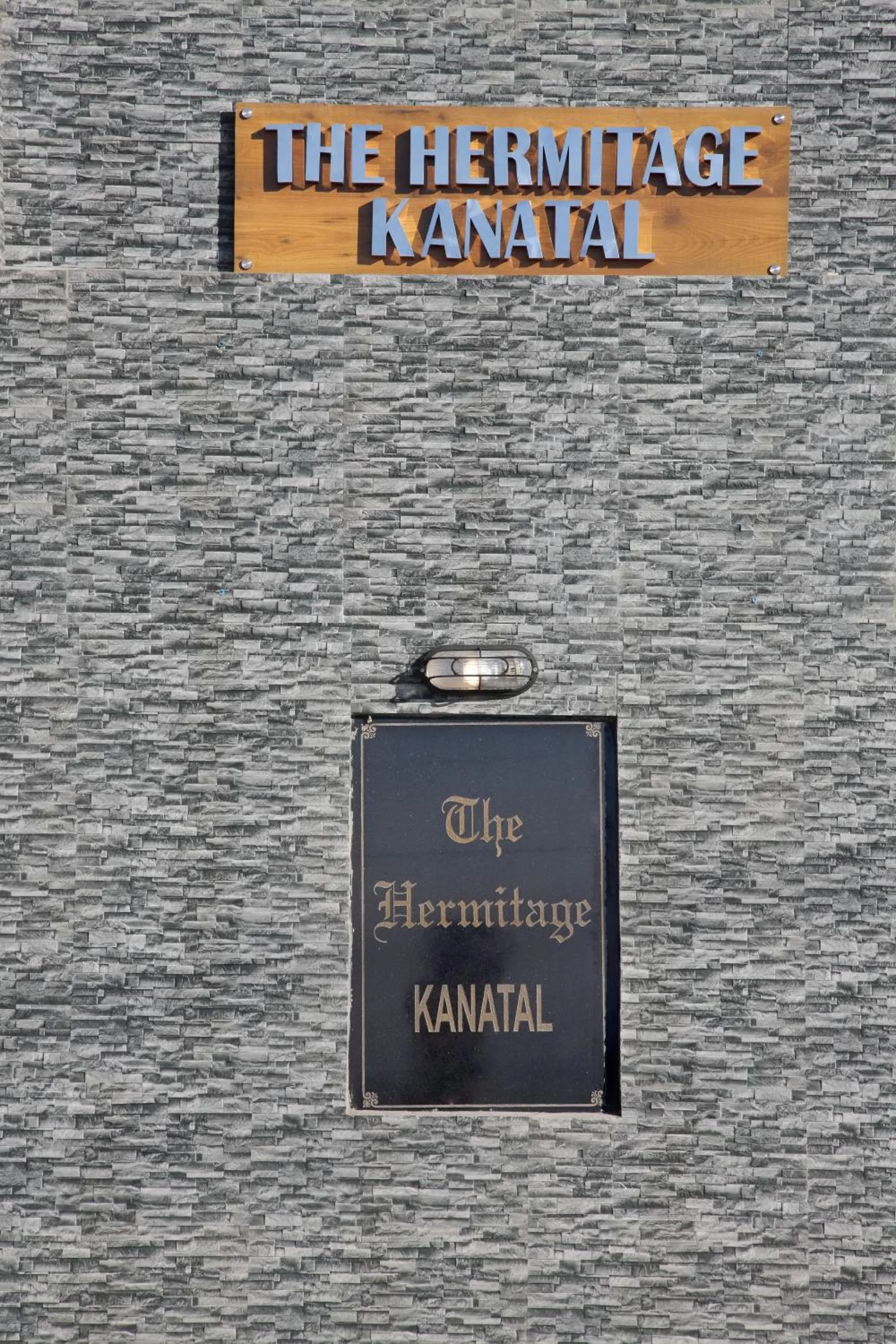 Facade/entrance in The Hermitage Kanatal