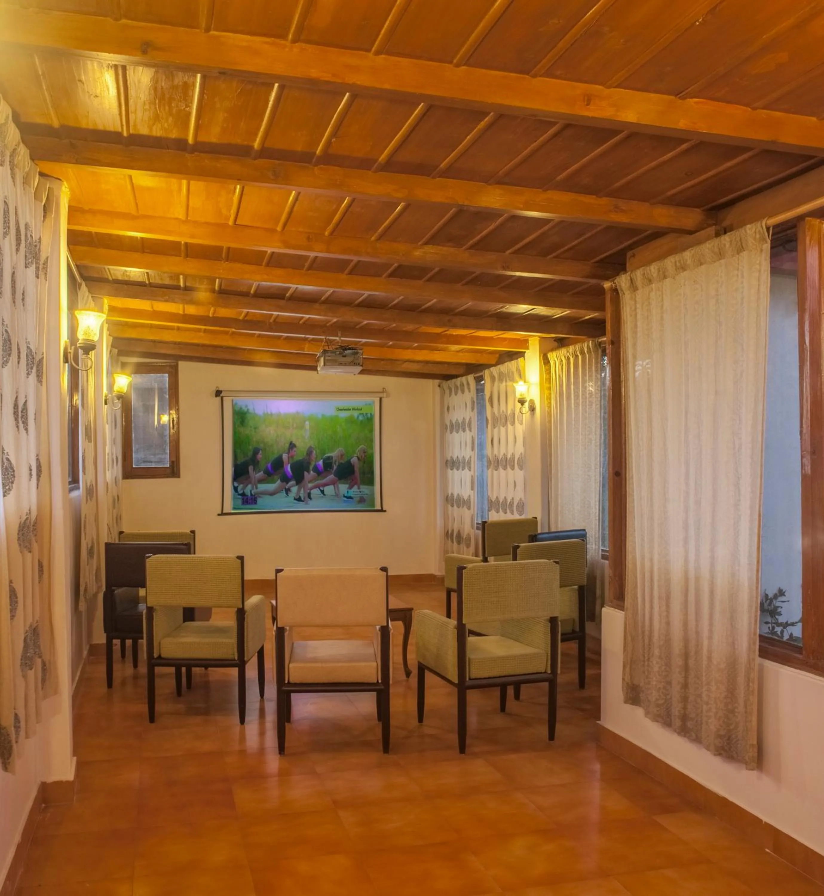 Communal lounge/ TV room in The Hermitage Kanatal