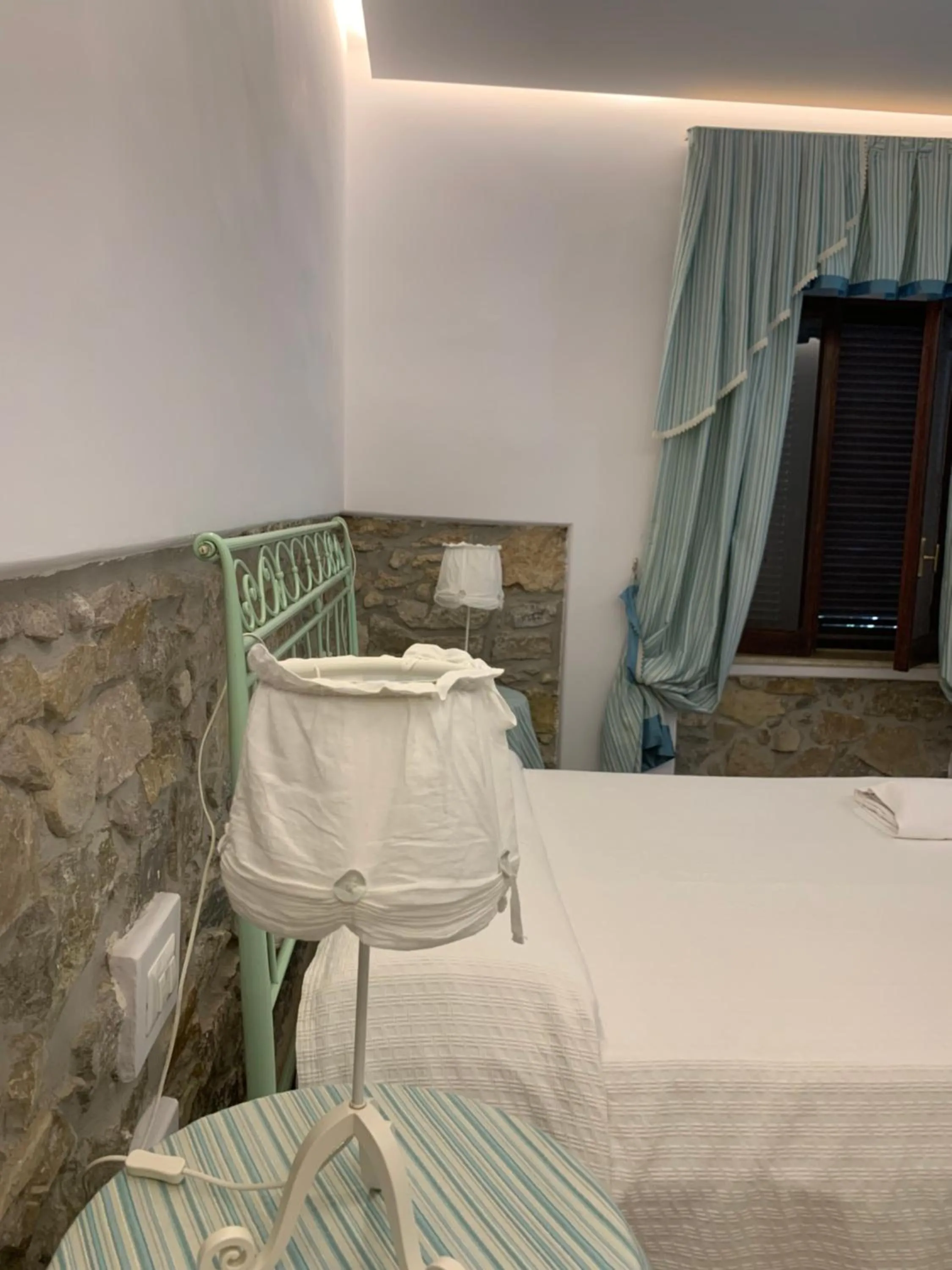 Photo of the whole room, Bed in Caputaquis