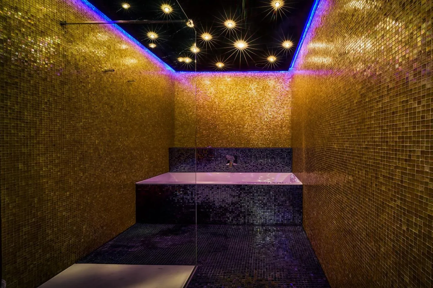 Hot Tub in Boutique Suites and Residences Heidelberg- Alte Zigarrenmanufaktur