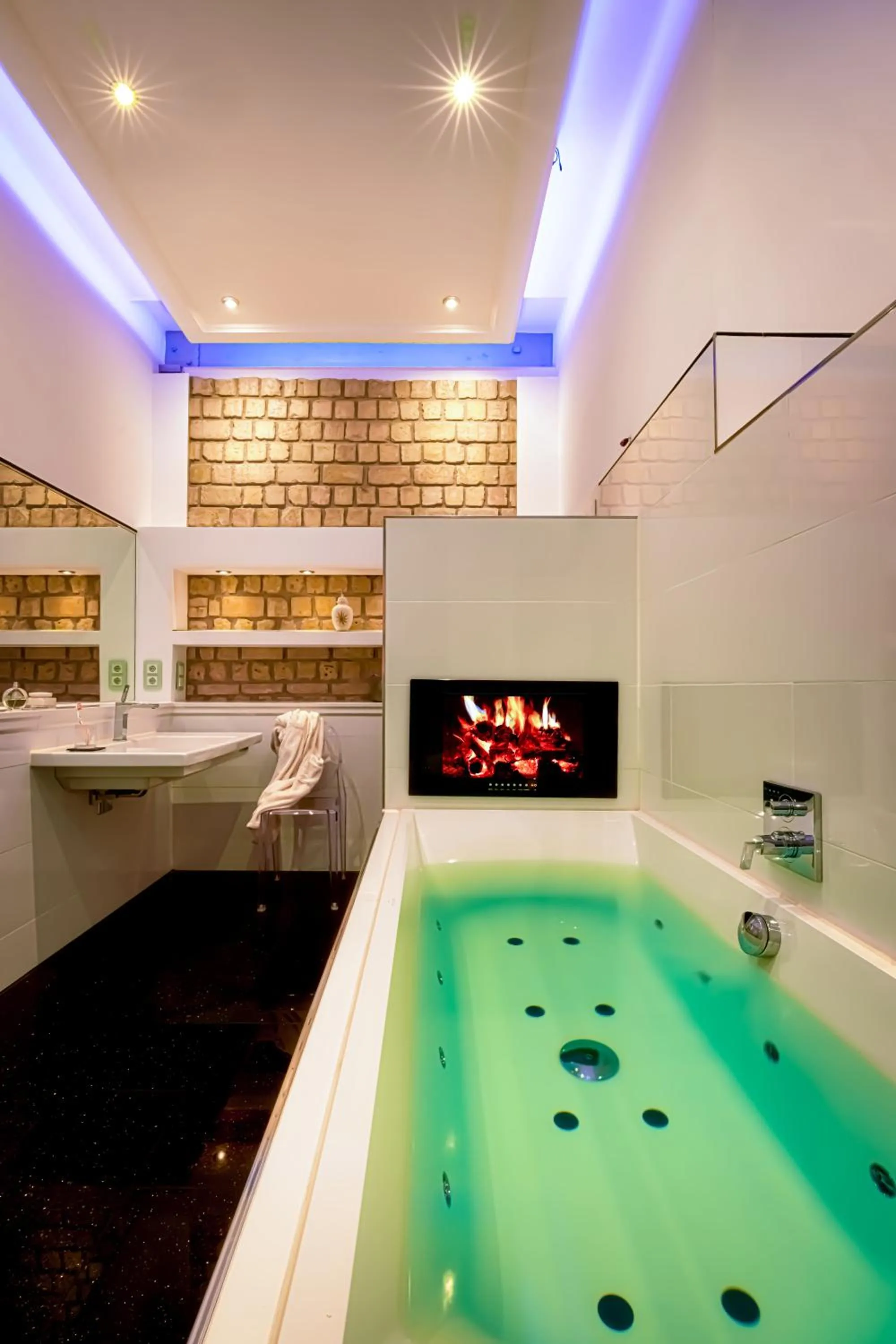 Hot Tub in Boutique Suites and Residences Heidelberg- Alte Zigarrenmanufaktur