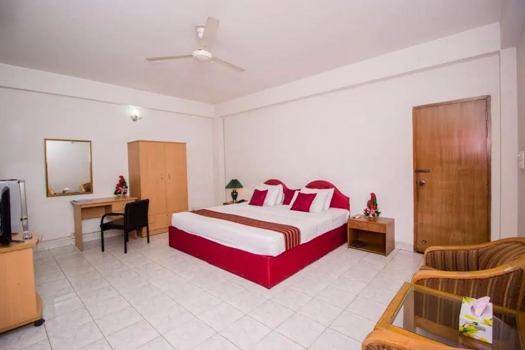 Bed in Laurel Lakefront Hotel