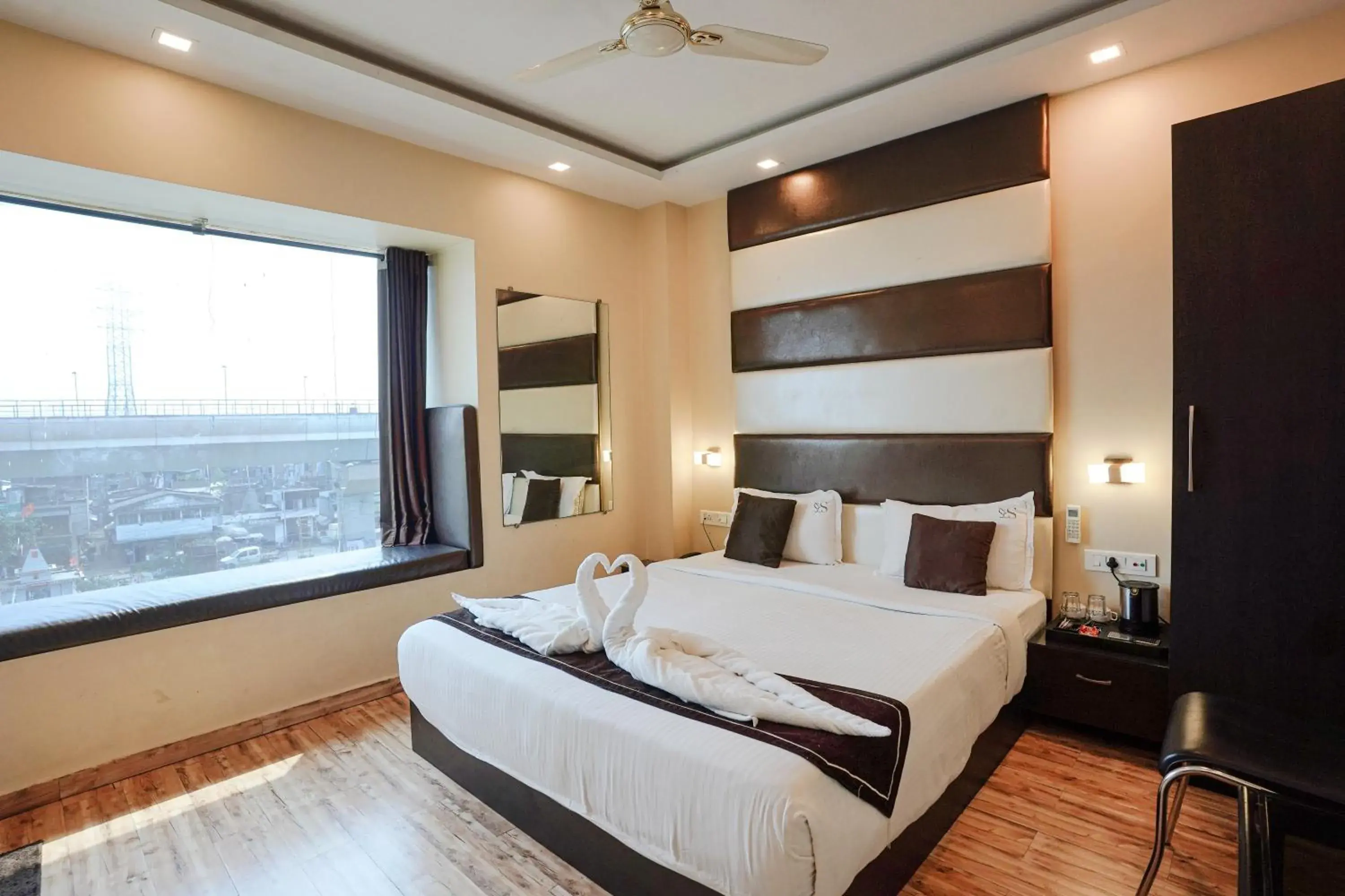 Deluxe Double Room (2 Adults + 1 Child) - single occupancy in Hotel Sheldon International Near Science City Deluxe Double Room (2 Adults + 1 Child) - single occupancy in Hotel Sheldon International Near Science City