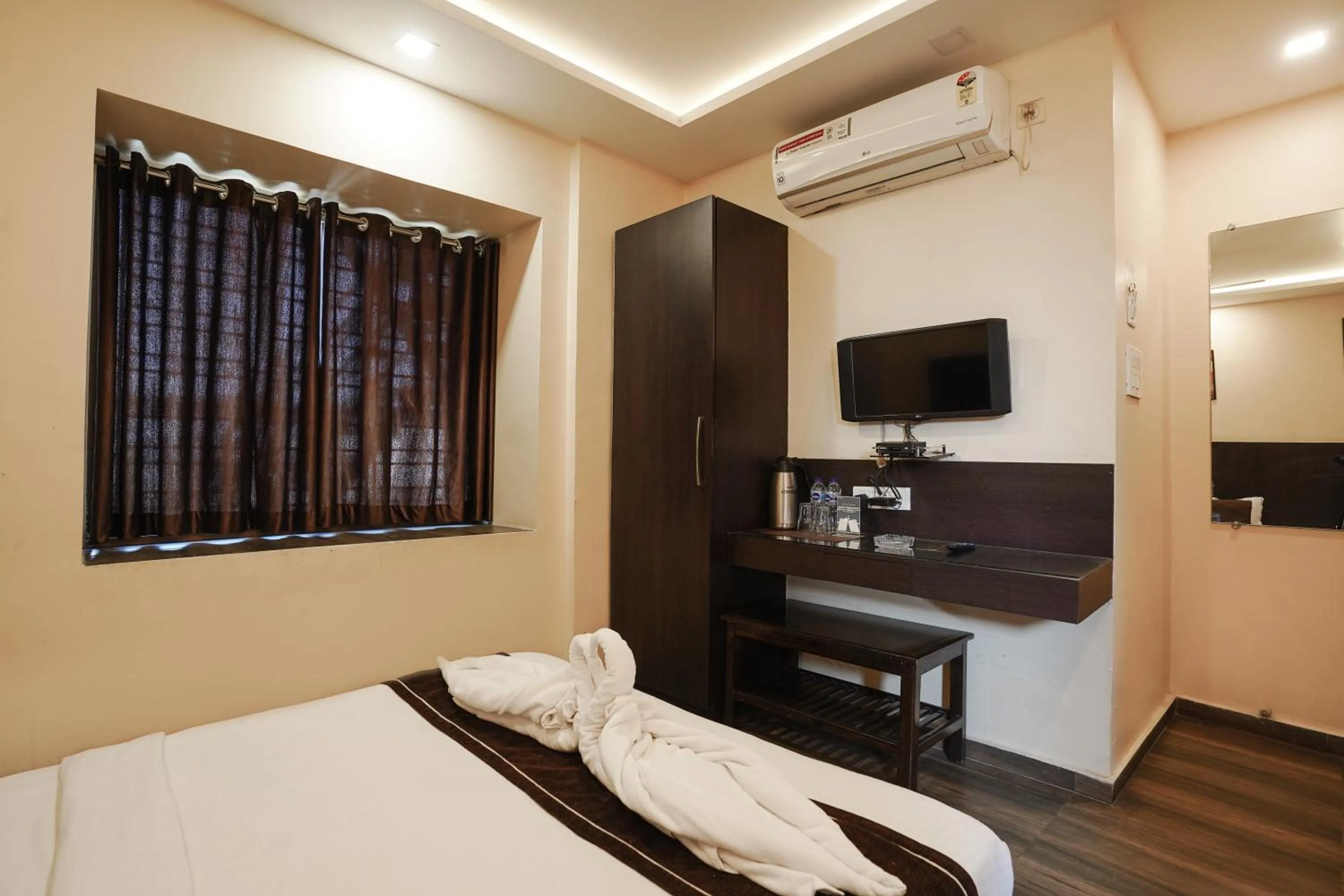 Bed in Hotel Sheldon International Near Science City